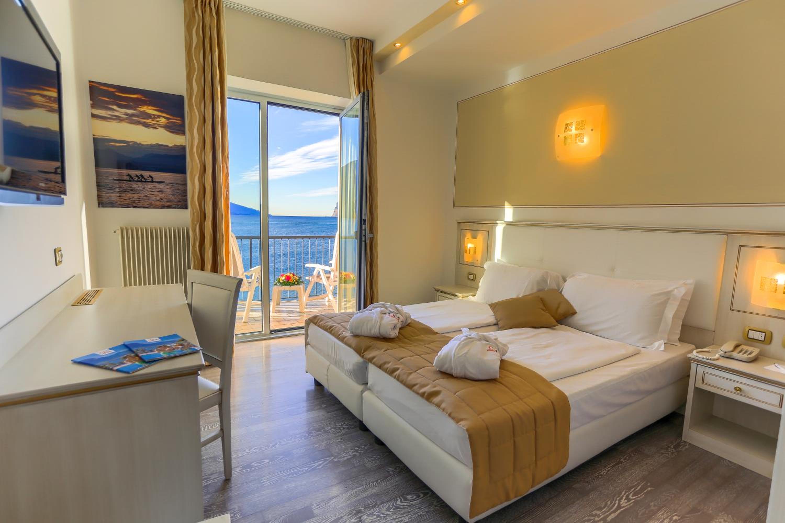 Deluxe Double or Twin Room with Lake View