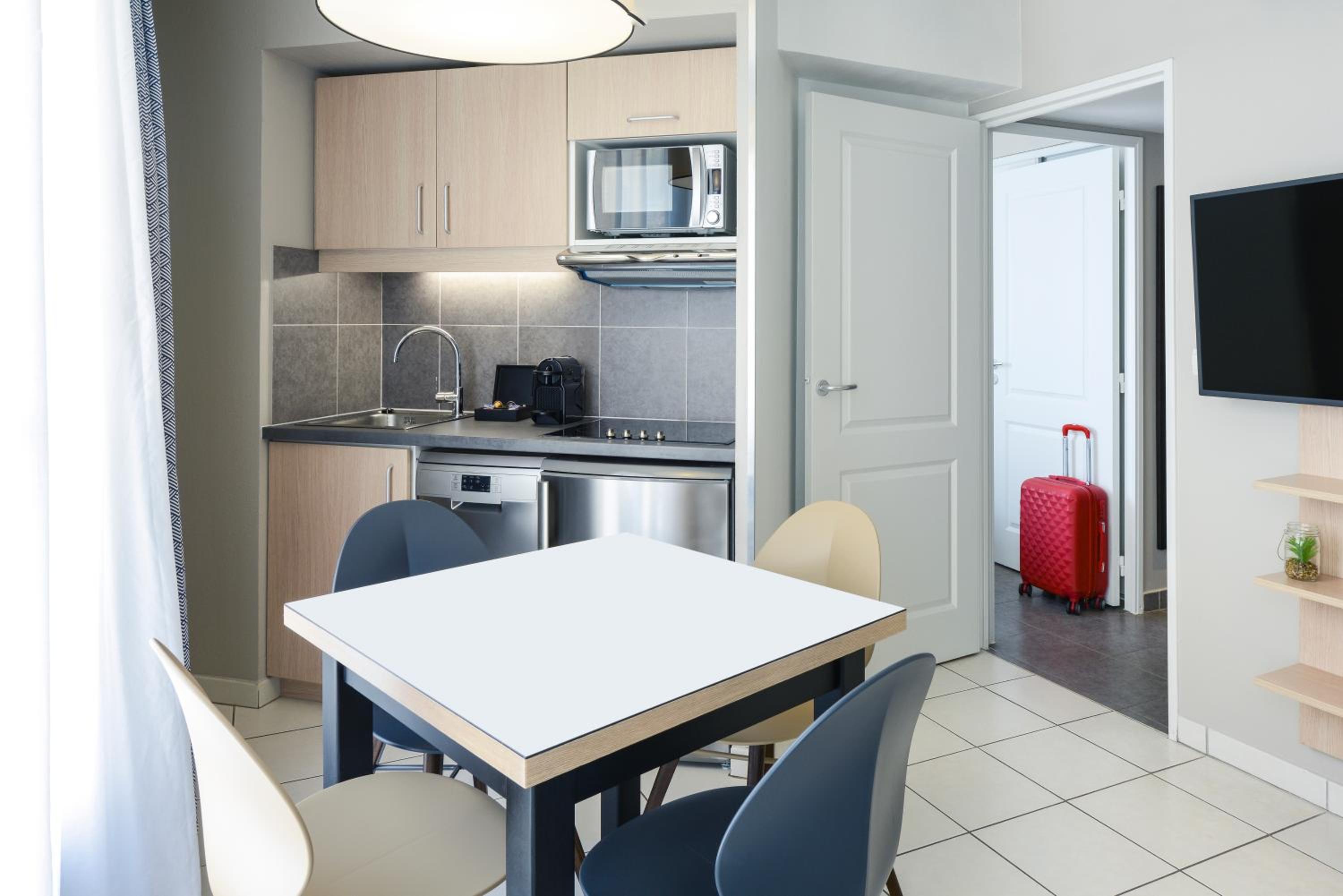 Superior One-Bedroom Apartment (4 Adults)