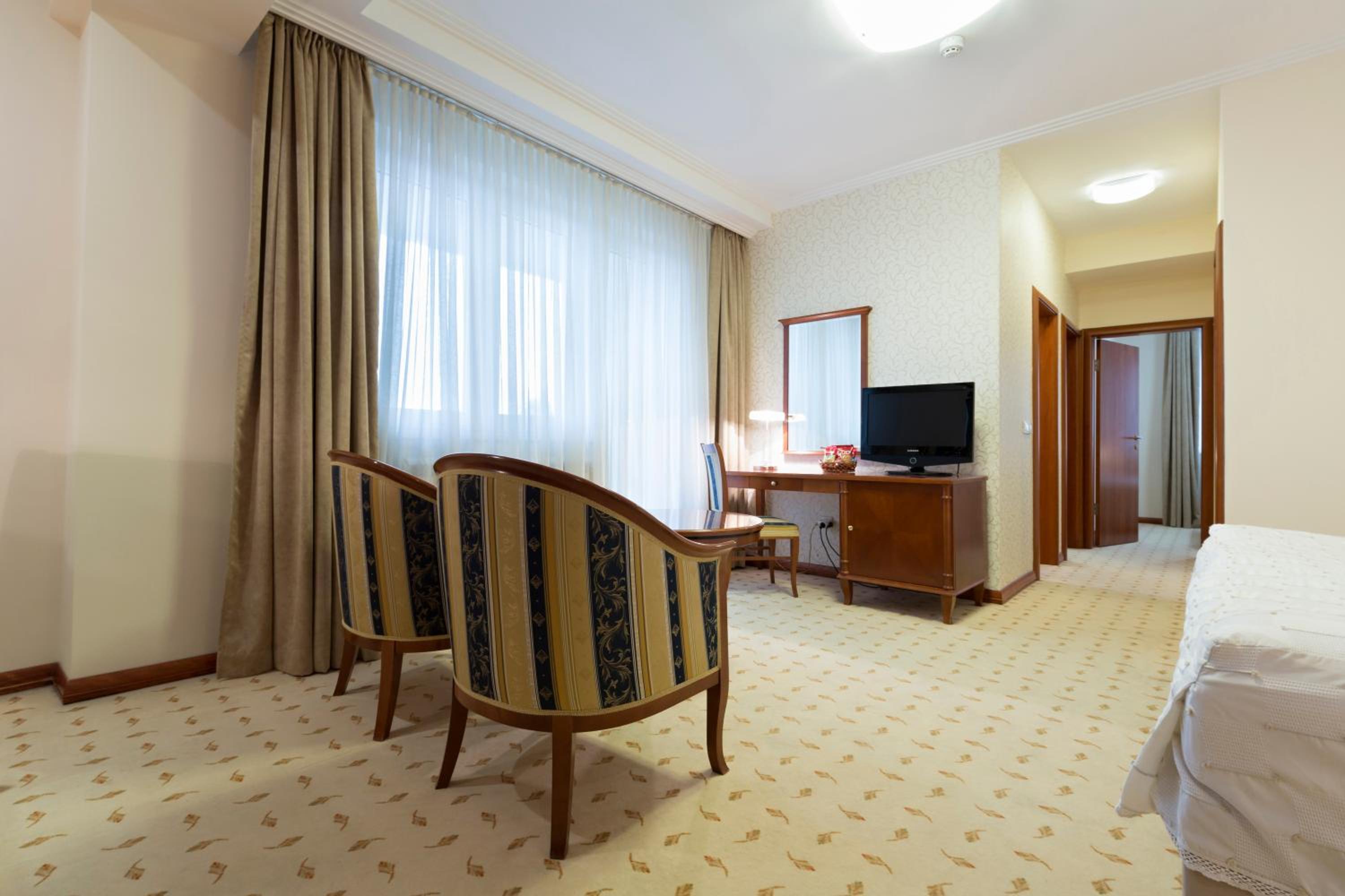 Three-Bedroom Suite  with Free Parking