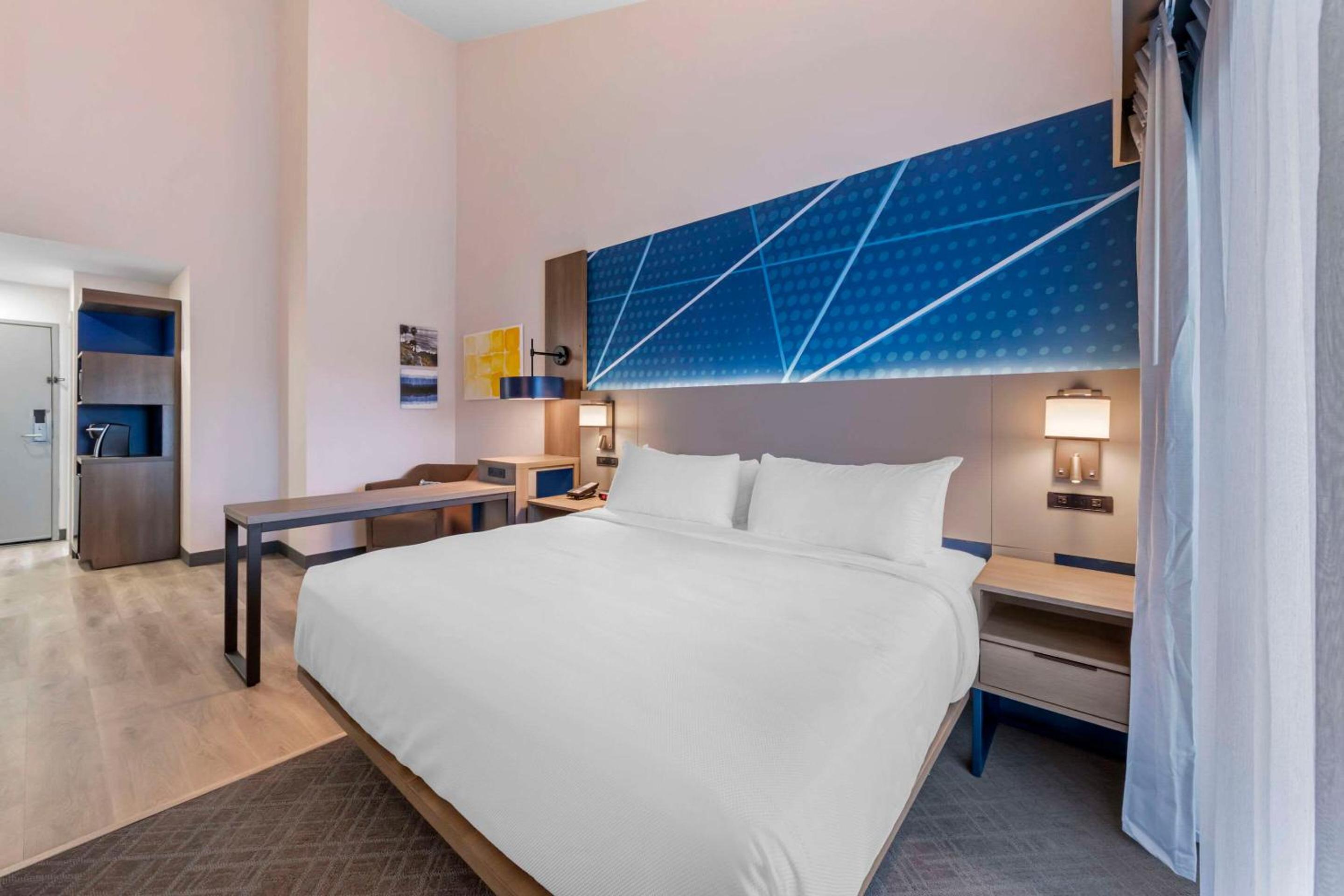 Standard Room, 1 King Bed, Non Smoking, Balcony