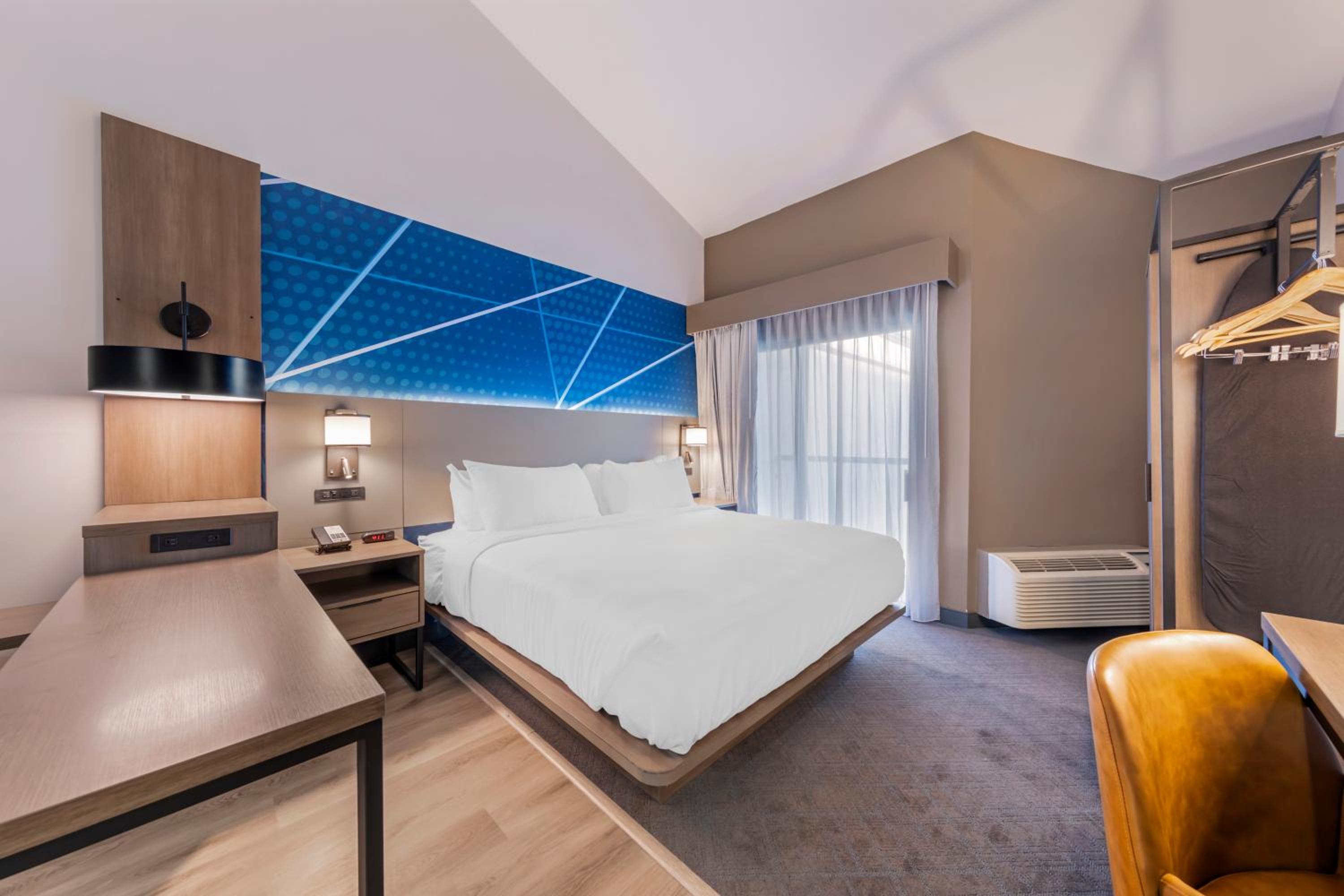 Standard Room, 1 King Bed, Non Smoking, Balcony