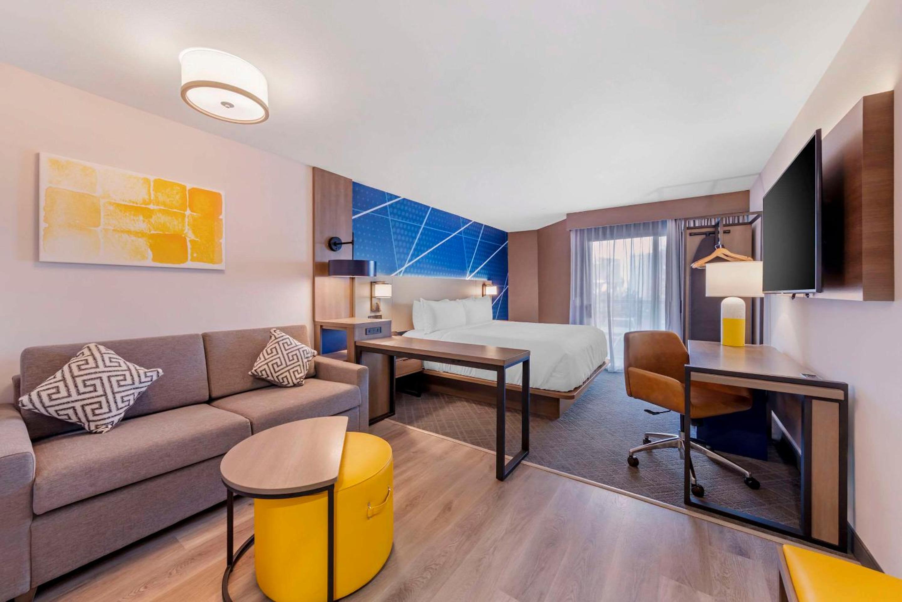 Standard Room, 1 King Bed, Accessible Tub, Non Smoking, Balcony