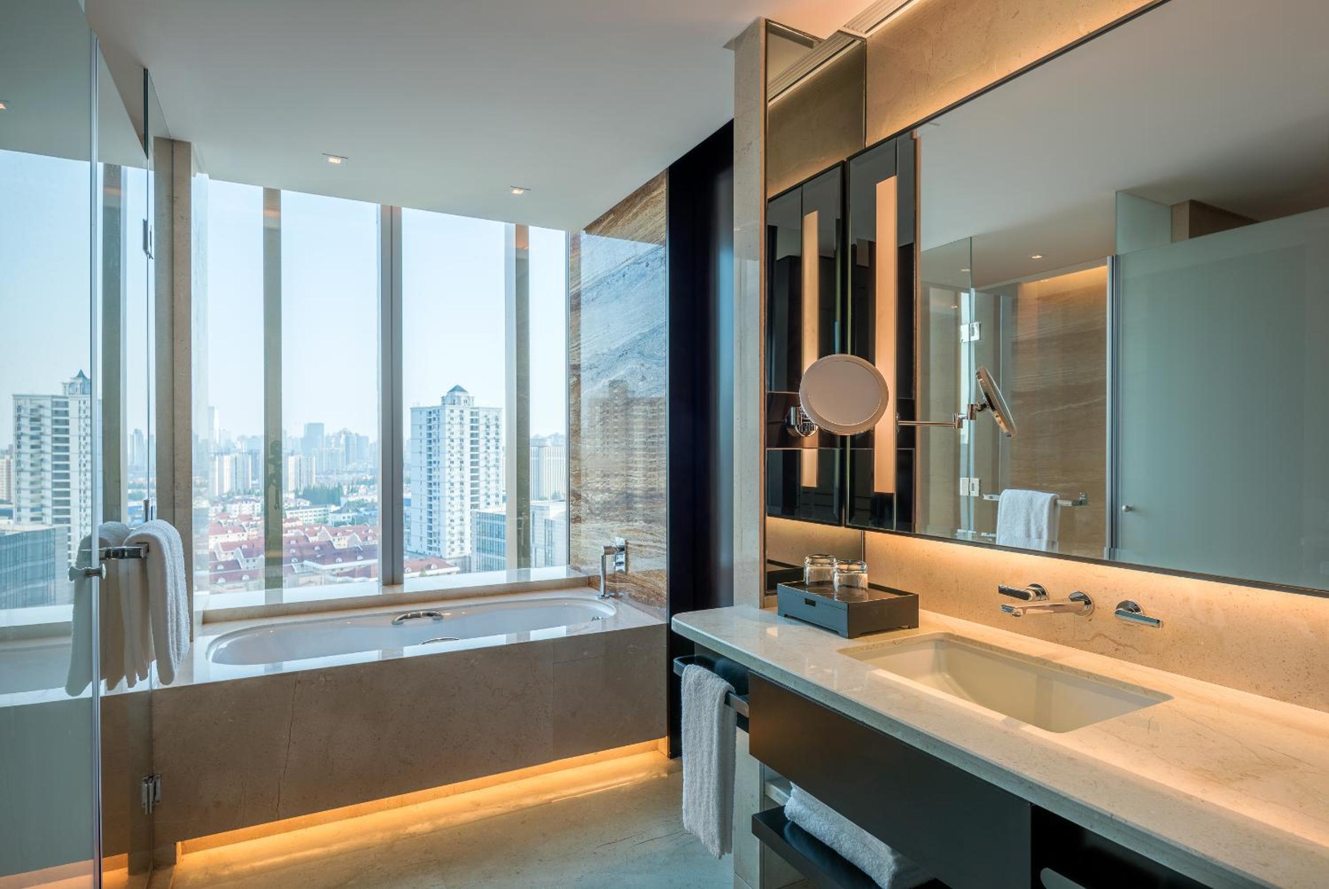 1 King Bed City View