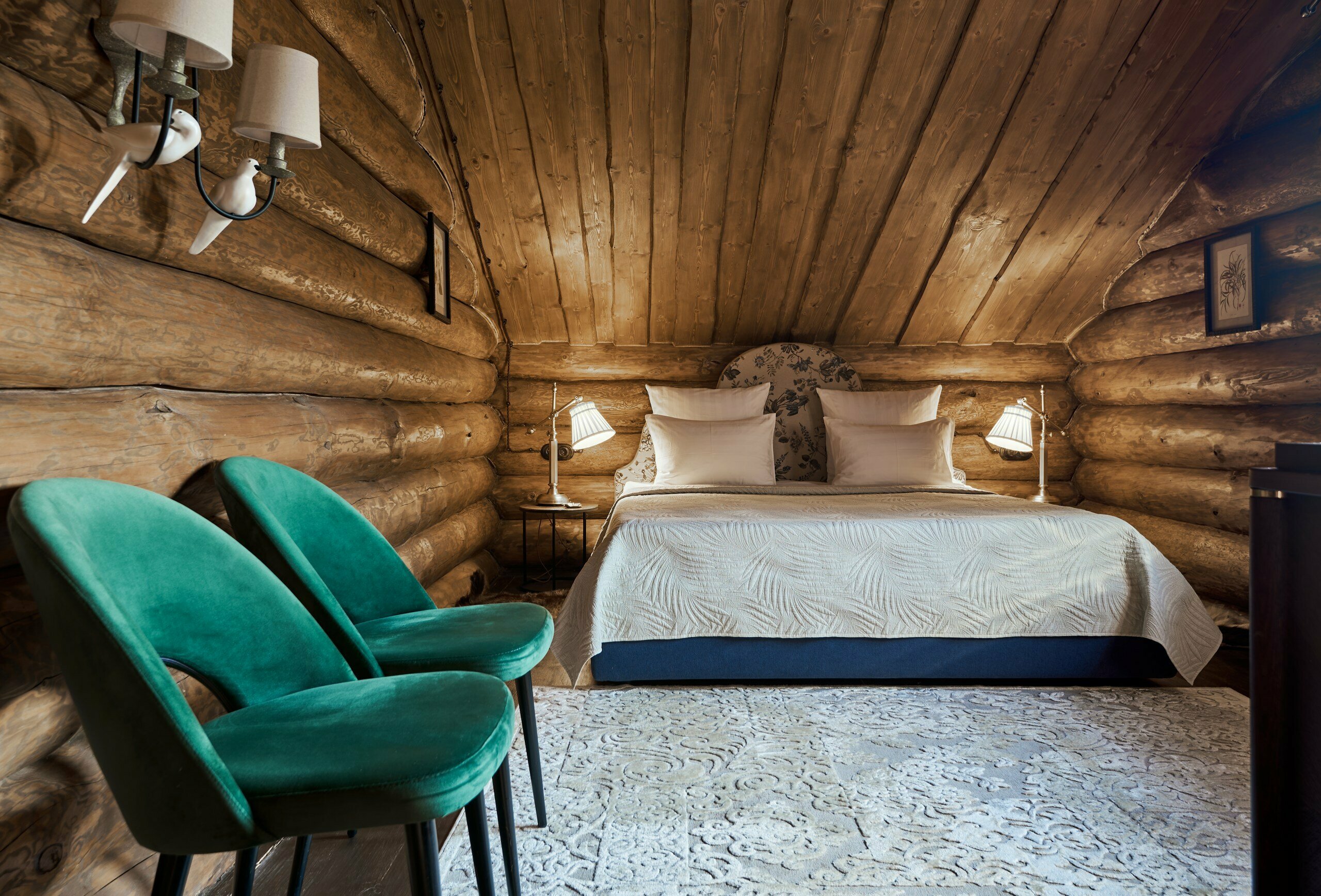 ШАЛЕ с тремя спальнями и гостиной с камином