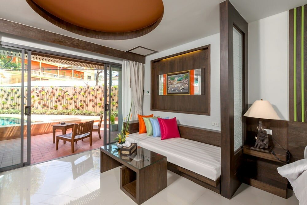 Grand Deluxe Pool Access