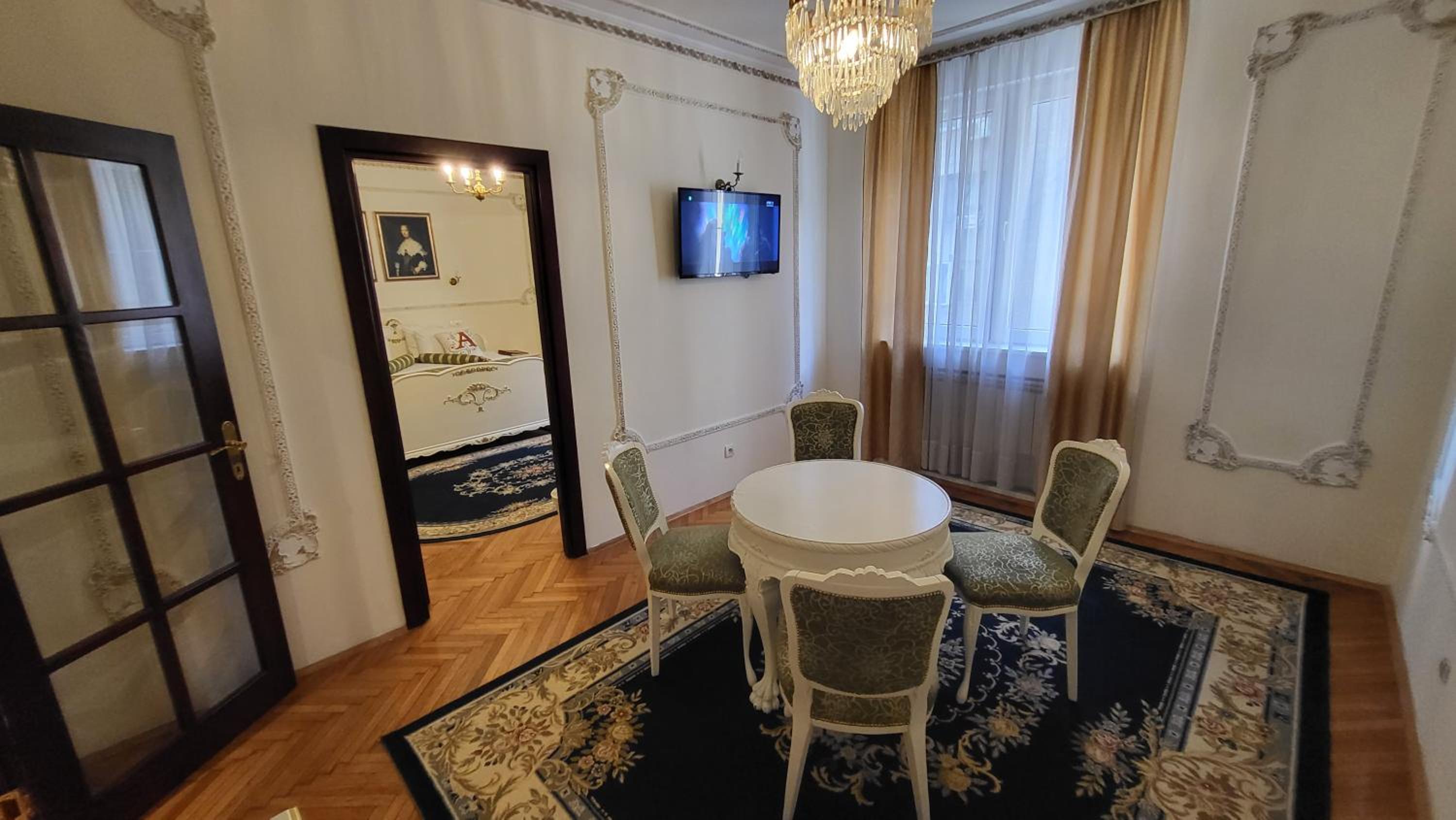 Queen's Suite