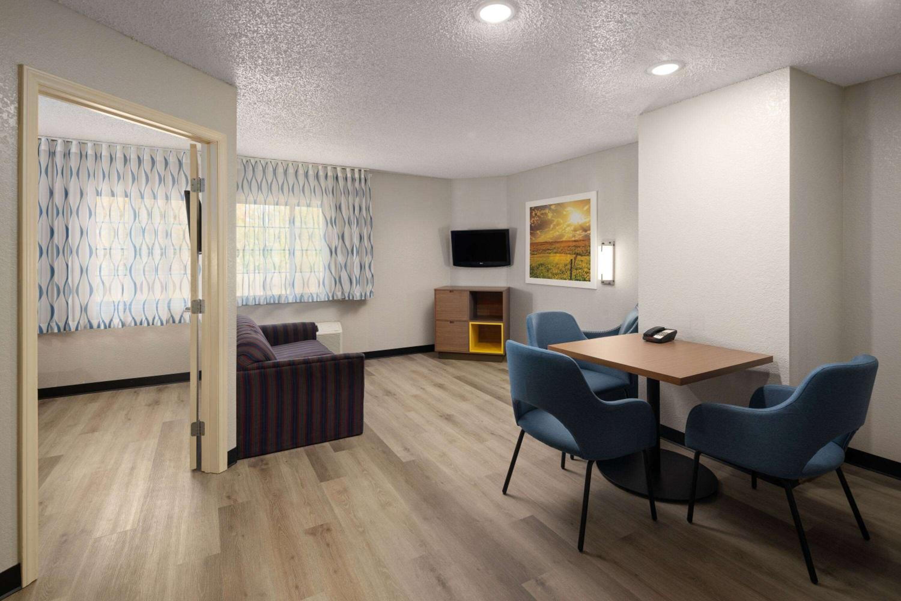 Queen Suite - Non-Smoking