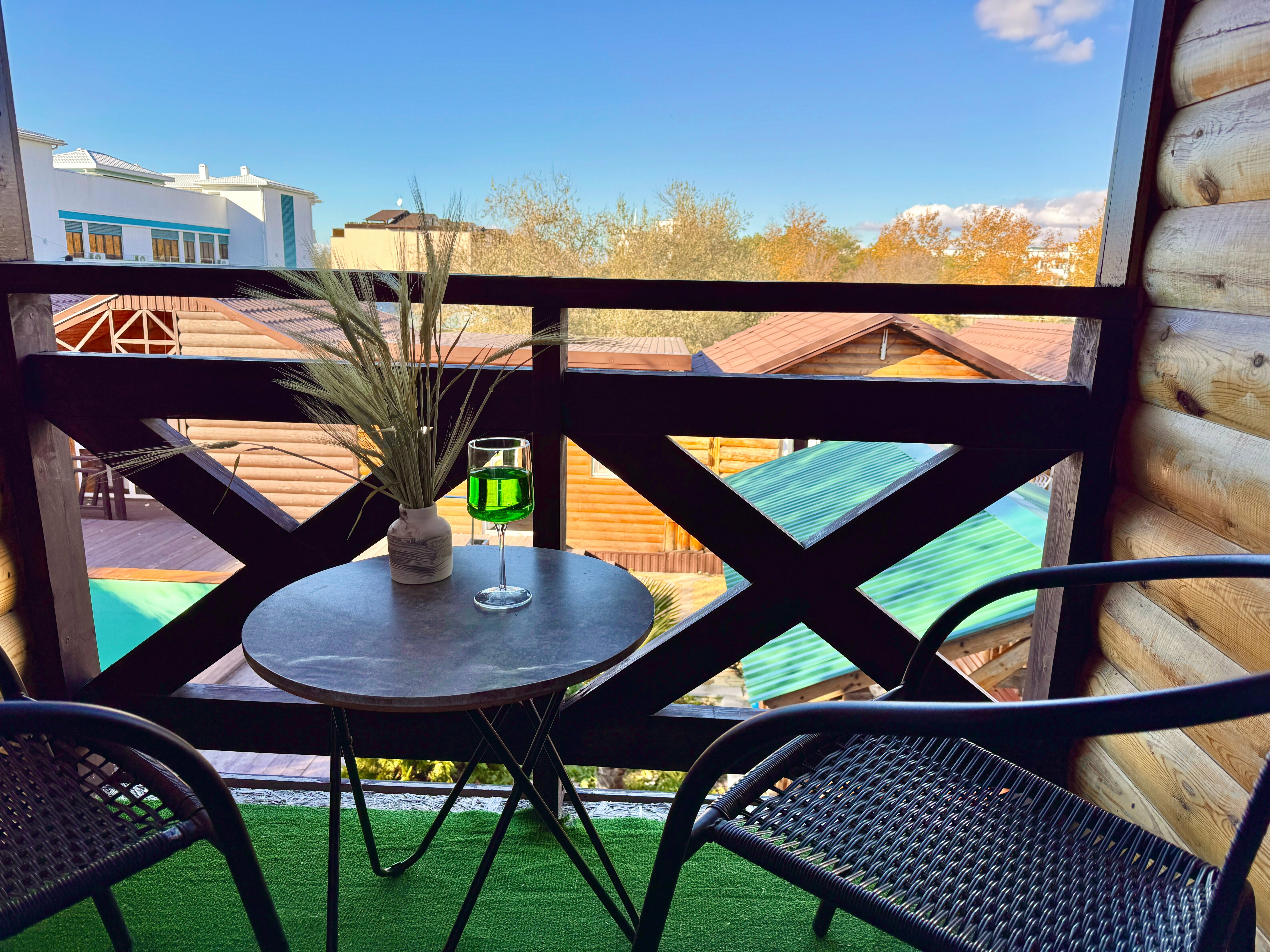 2-х комнатный 2-х этажный дом с мини-кухней и балконом