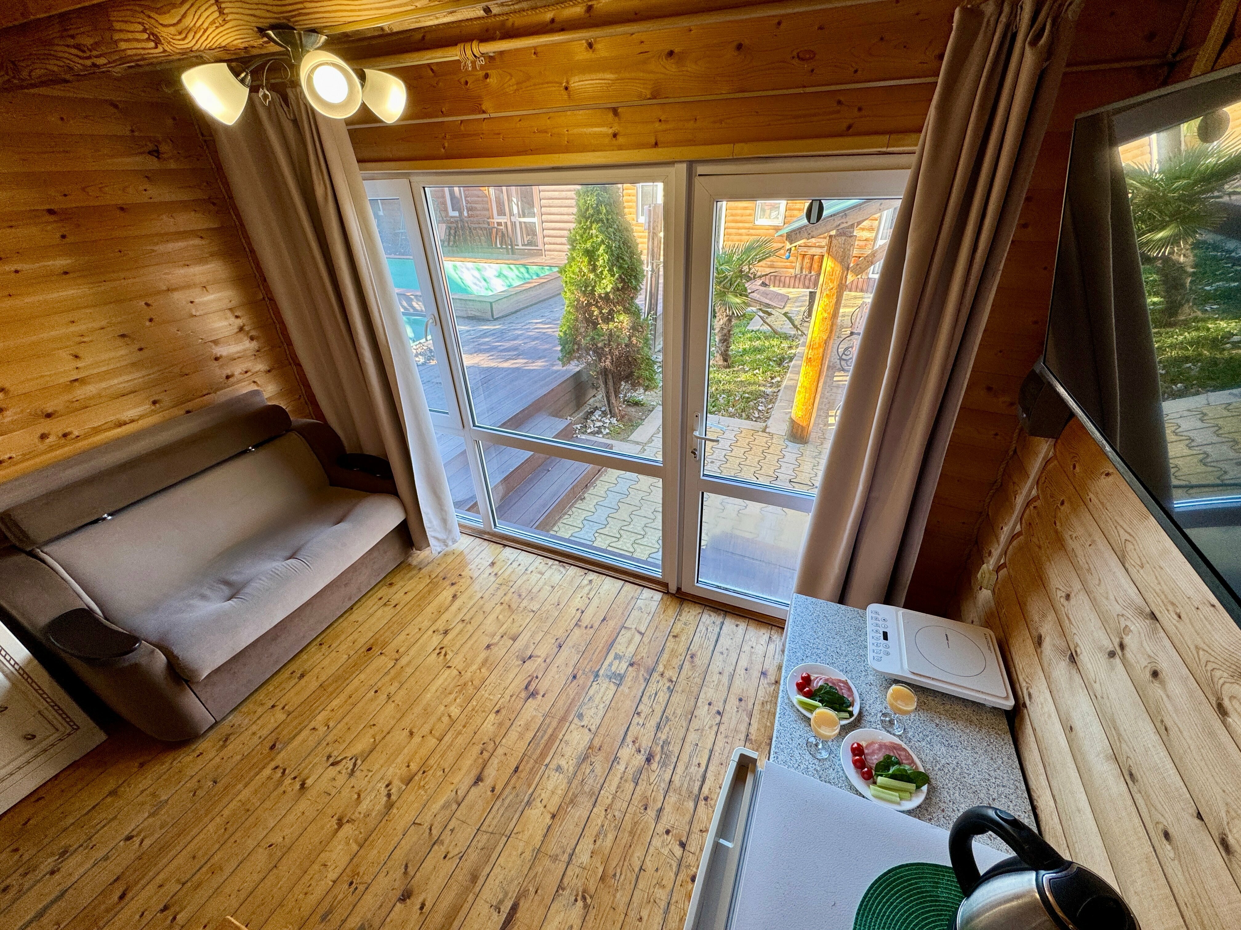 2-х комнатный 2-х этажный дом с мини-кухней и балконом