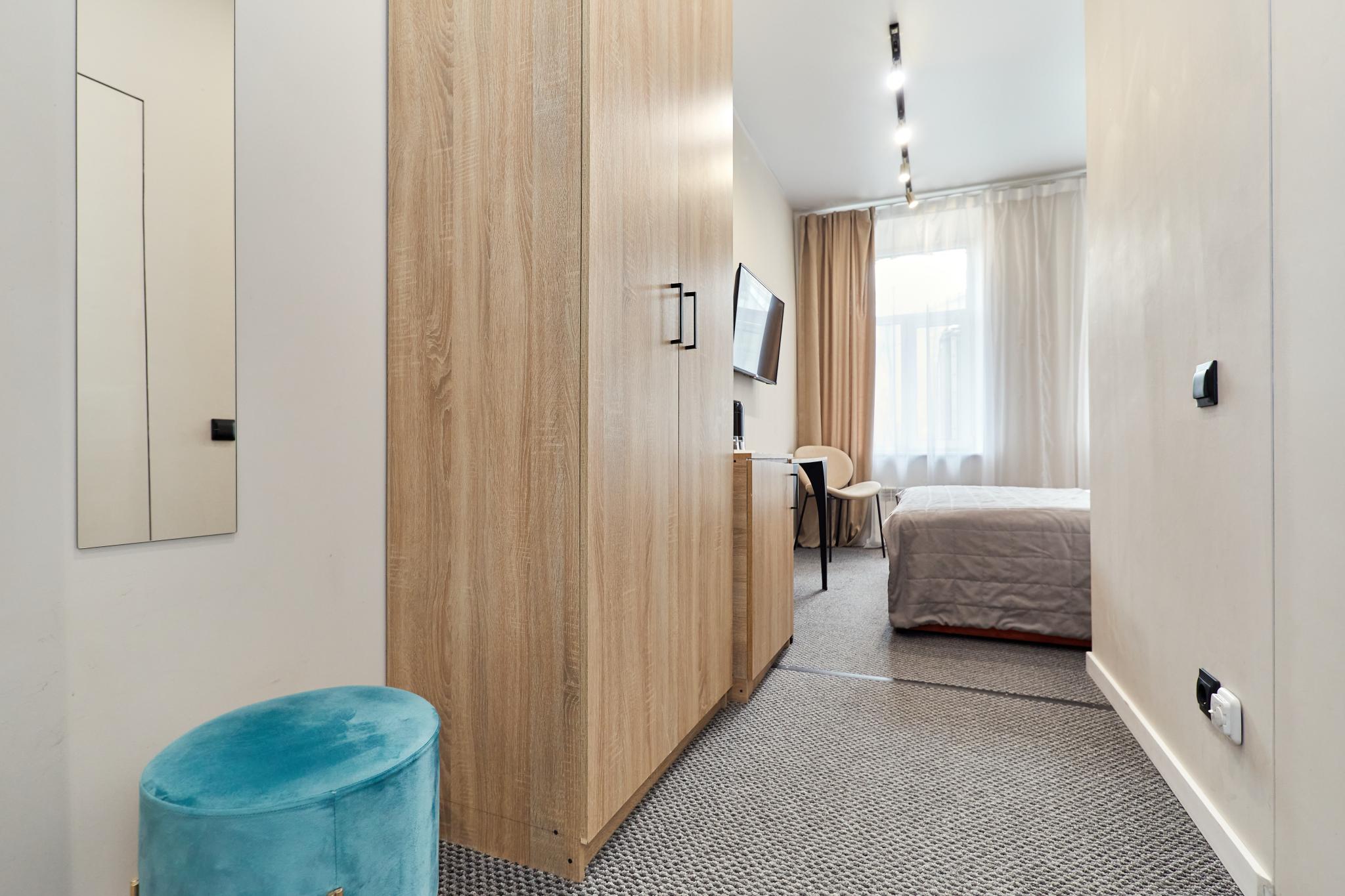 Бюджетный номер с видом на крышу