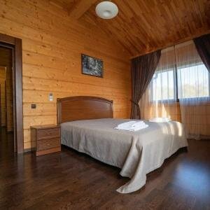 Люкс с двуспальной кроватью и диваном