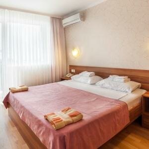 УЛУЧШЕННЫЙ ДВУХКОМНАТНЫЙ НОМЕР (1 ДВУСПАЛЬНАЯ И 1 ОДНОСПАЛЬНАЯ КРОВАТЬ) КОРПУС АНТЕЙ