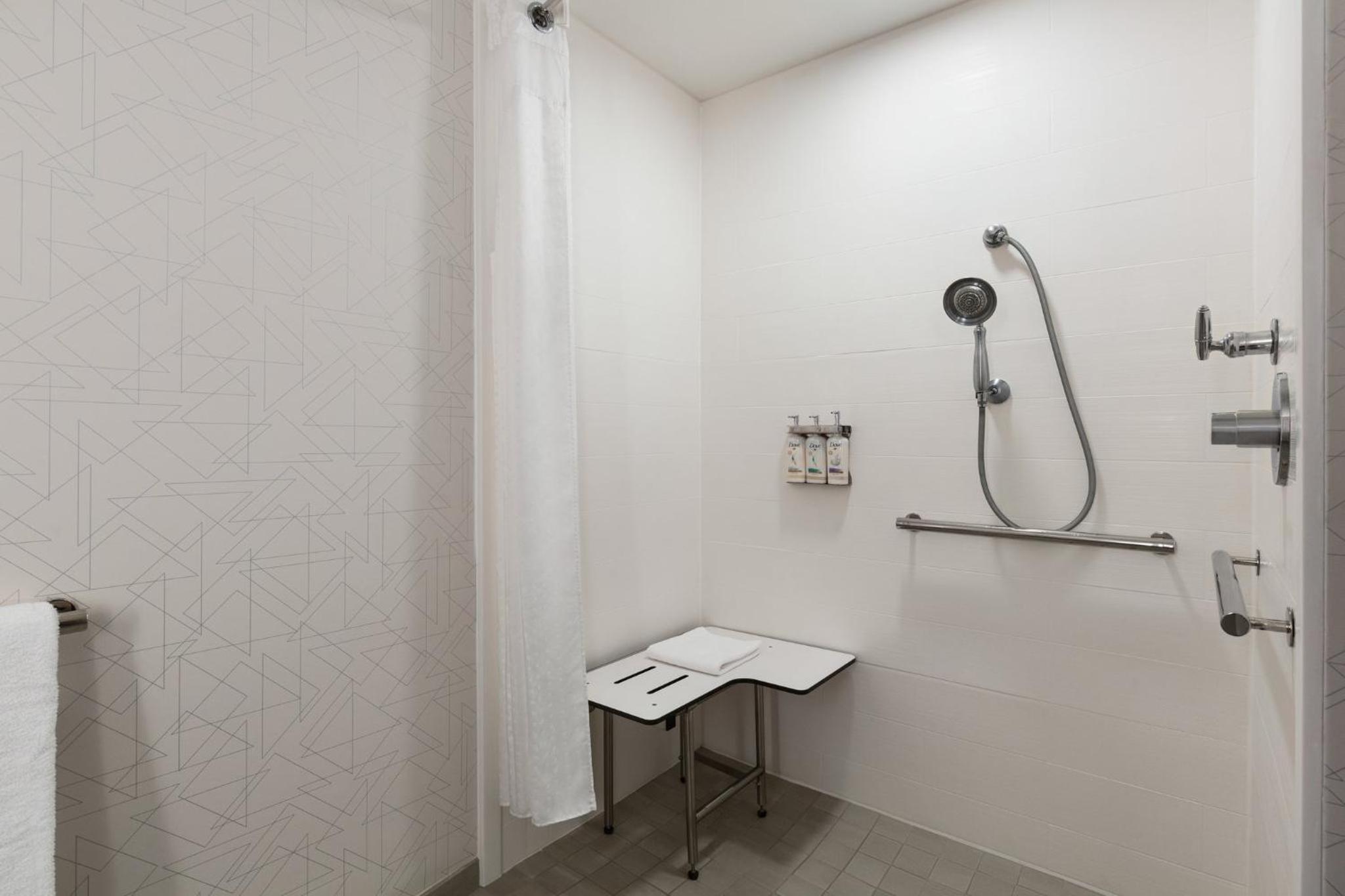 King Room - Hearing Accessible - Roll-in Shower