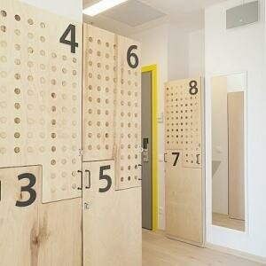 КРОВАТЬ В ОБЩЕМ НОМЕРЕ ДЛЯ МУЖЧИН И ЖЕНЩИН С 8 КРОВАТЯМИ