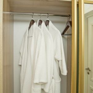 "Джуниор сюит с панорамным видом" для 2-х взр. и ребенка до 12 лет (Кровать queen-size+кресло-кровать для ребенка)