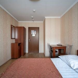 Двухместный с двуспальной кроватью и общим санузлом (санузел на этаже)