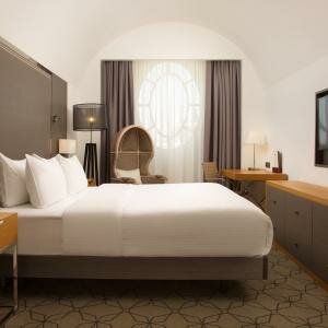 Люкс с одной большой кроватью