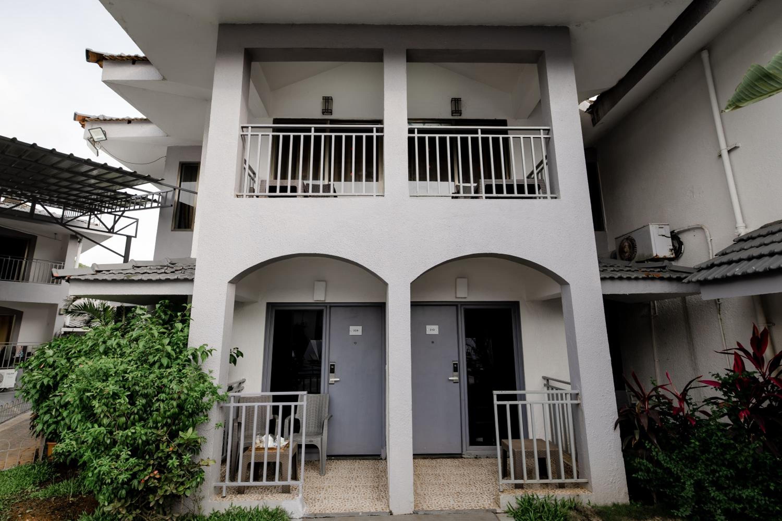 Superior Pool View Room with Balcony	
