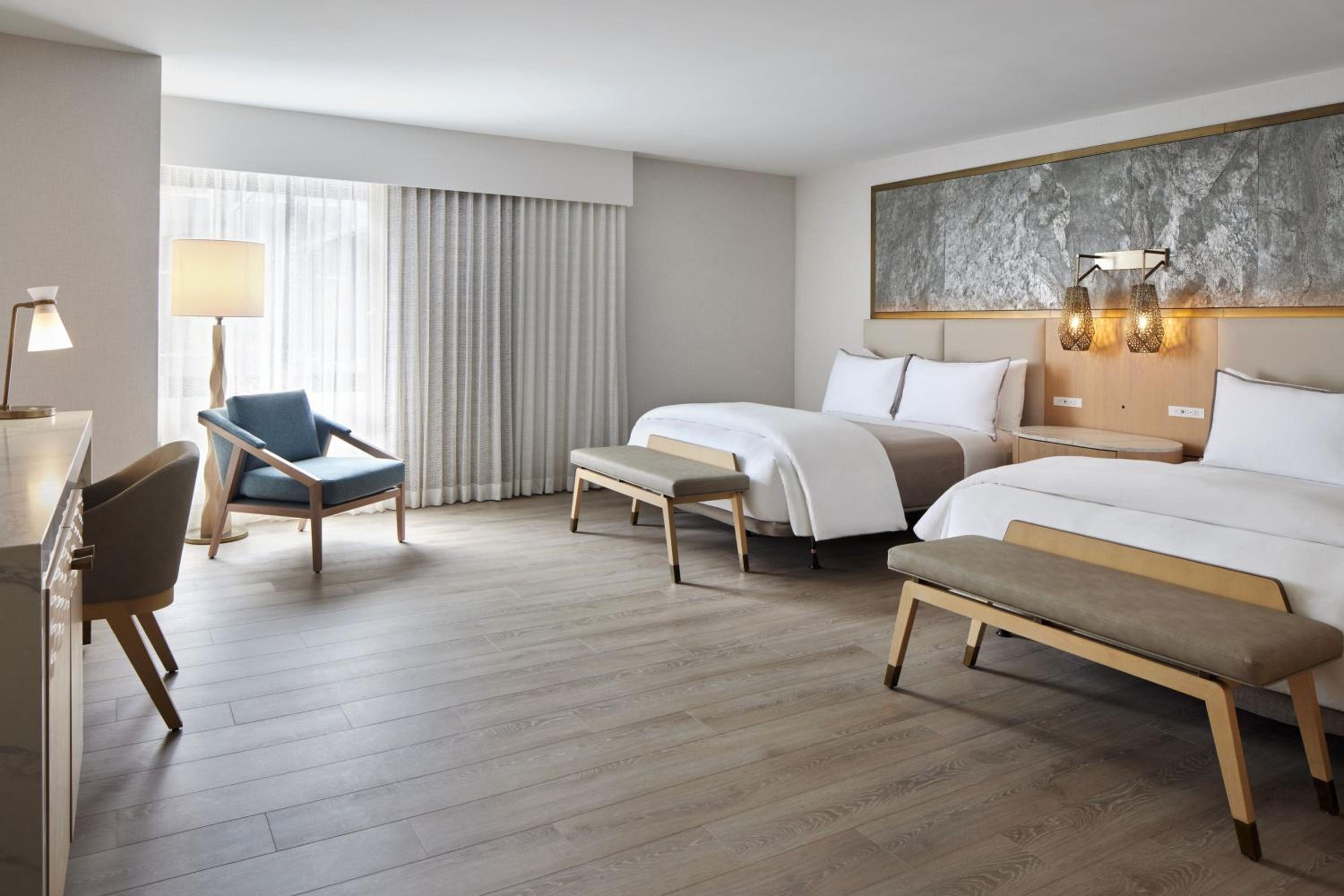 Premier Queen Room - Mobility Accessible with Tub