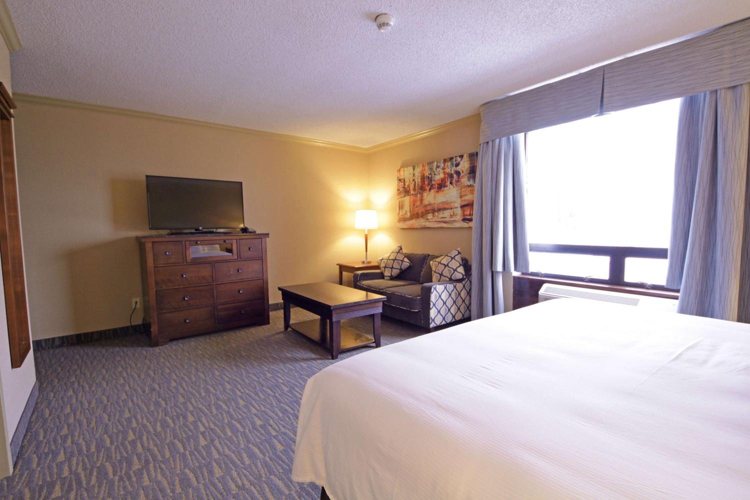 King Suite - Non-Smoking