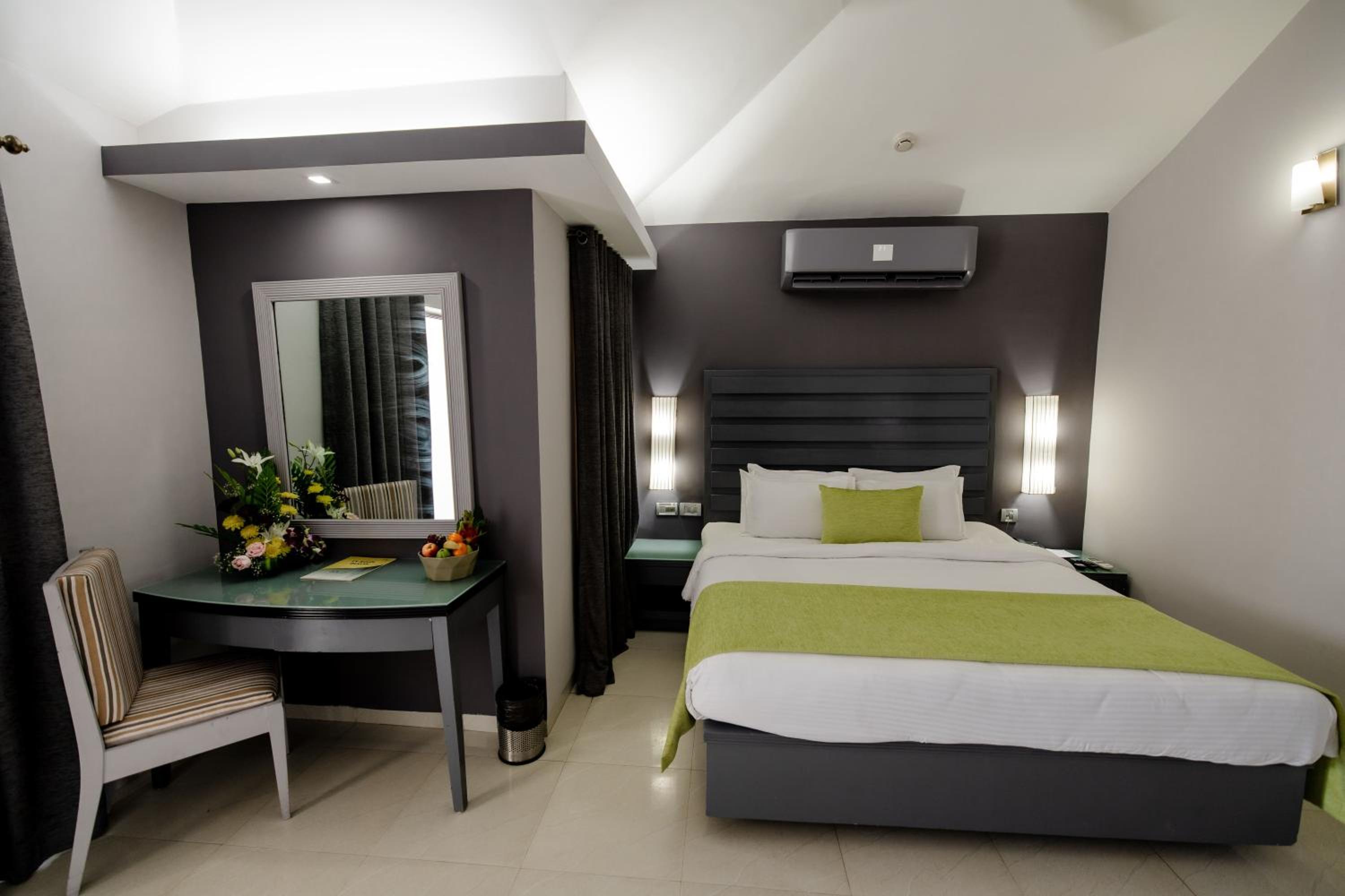 Luxury Garden View Suite with living room 