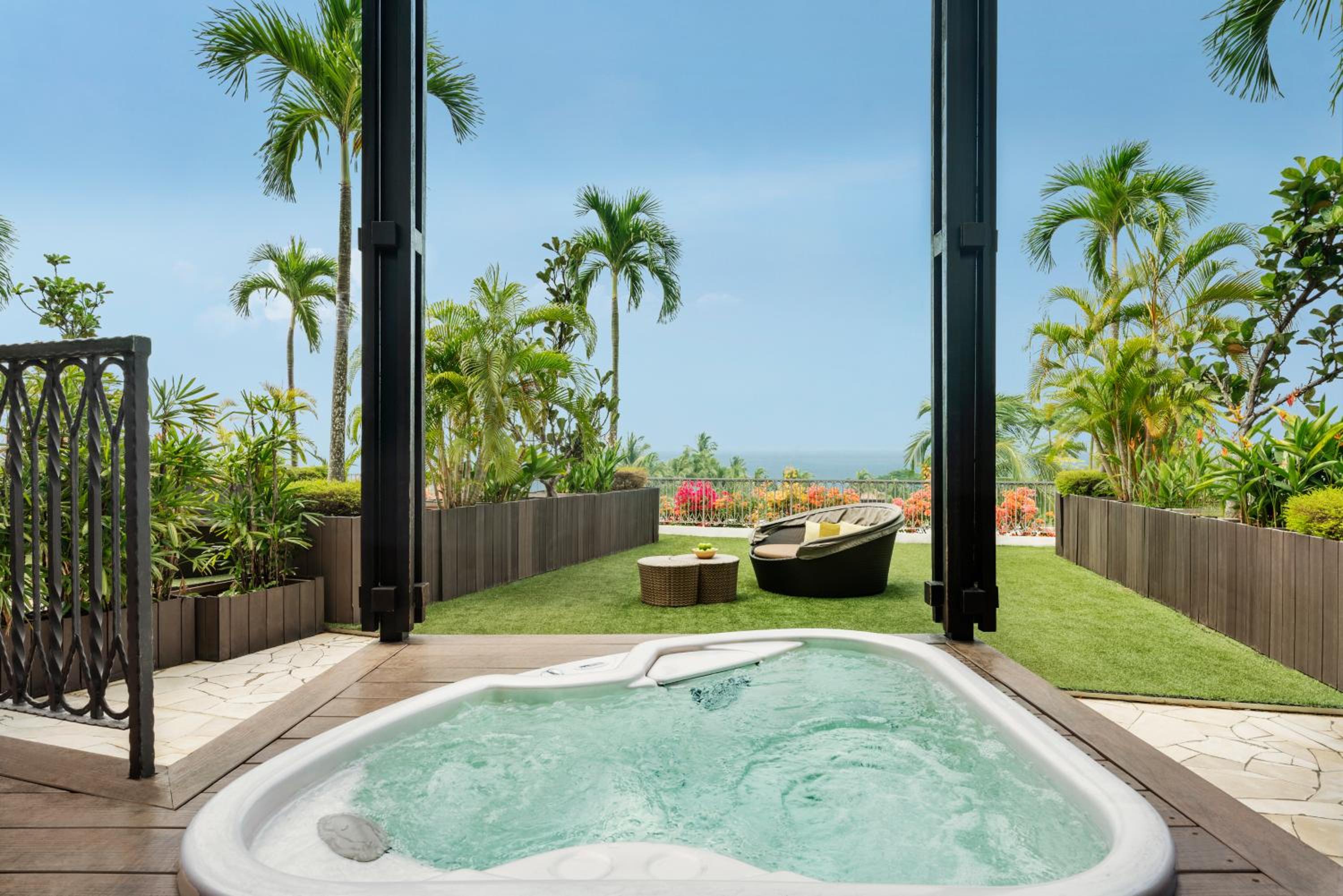 Deluxe Sea View Suite