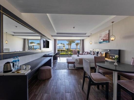 Signature Pool Suite Sea View