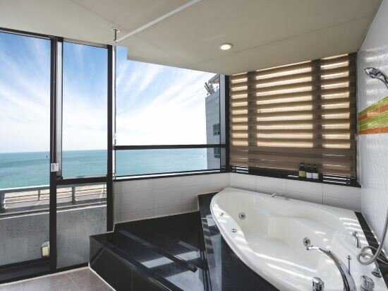 Executive Suite - Wide Terrace (Ocean View) (Pets Not Allowed)