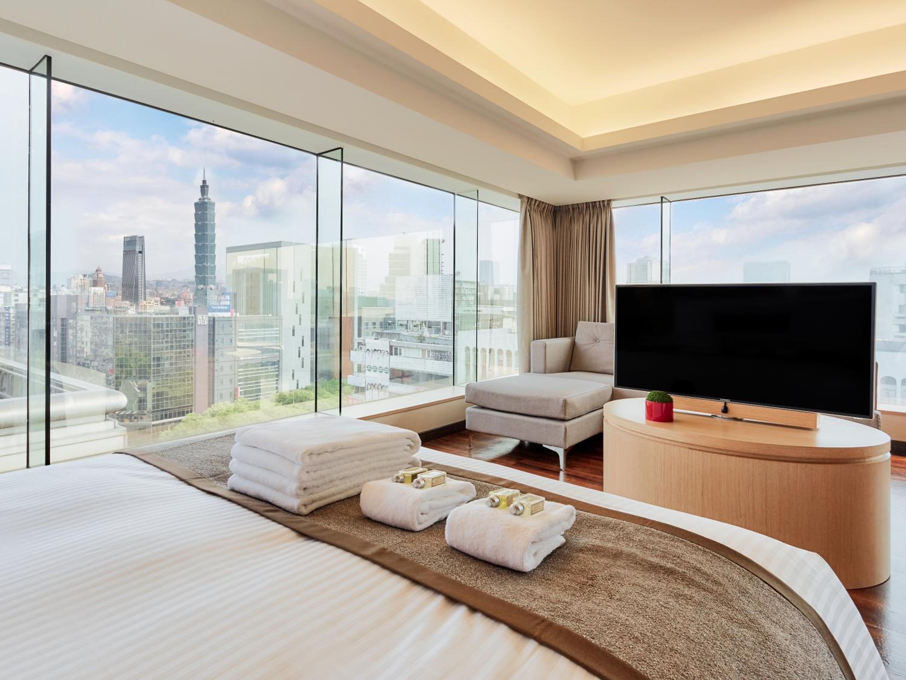 Deluxe Family  Room with Full Taipei 101 View