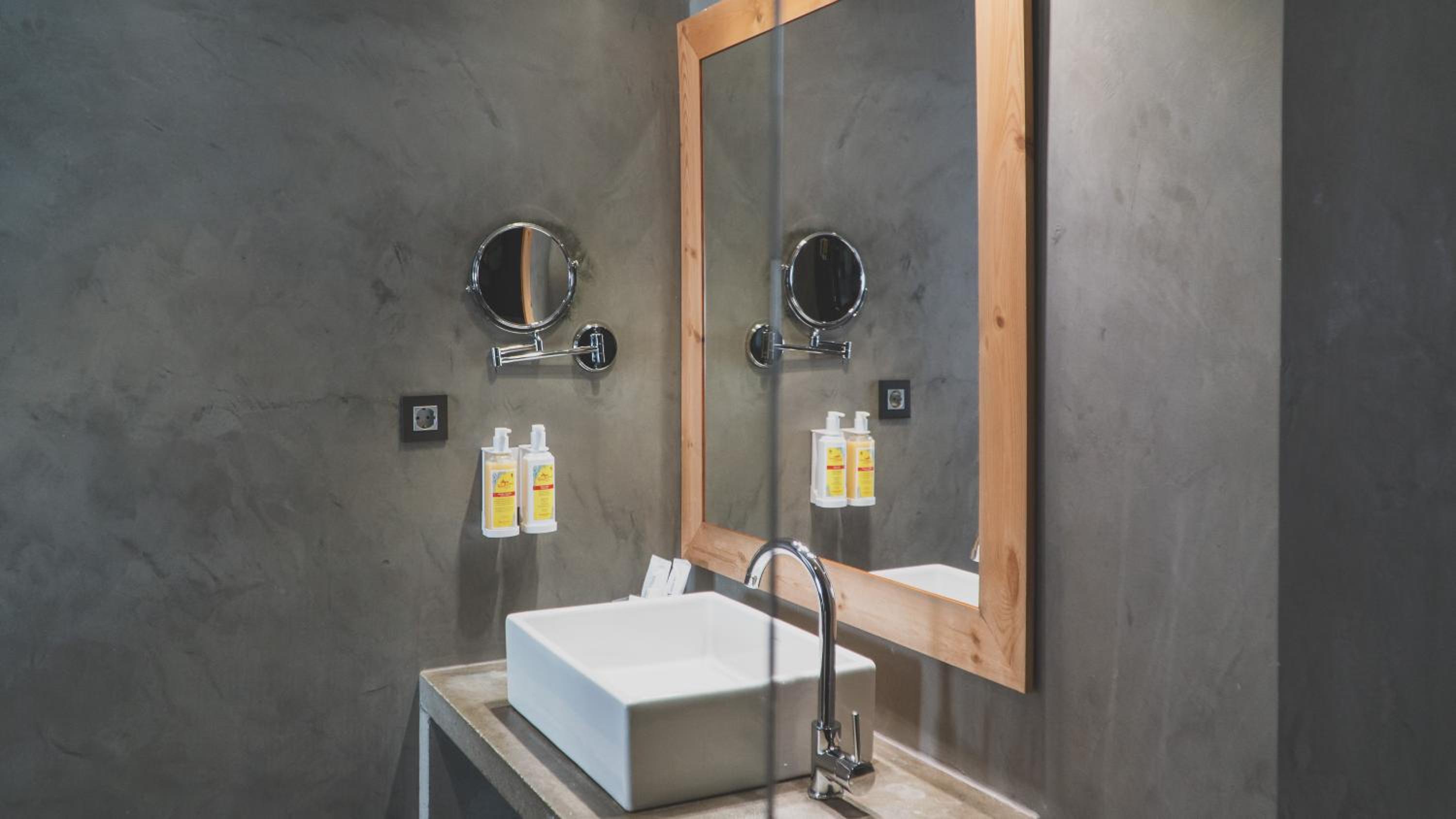 Family Room (2 Adults + 2 Children)