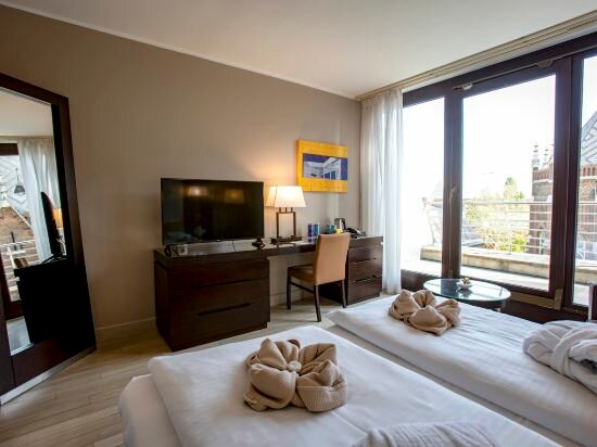 Deluxe Double Room Single Use With Balcony