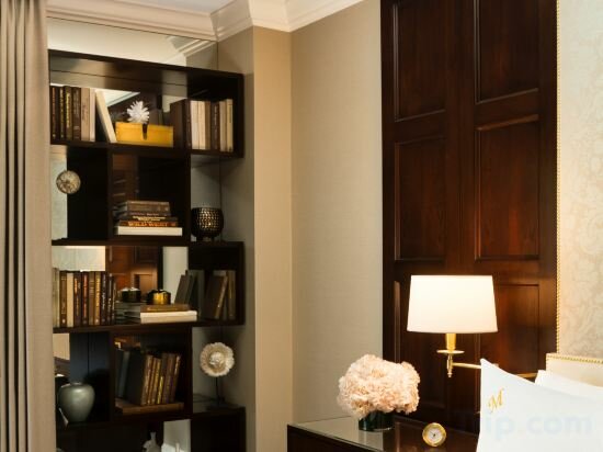 Deluxe Accessible King Room