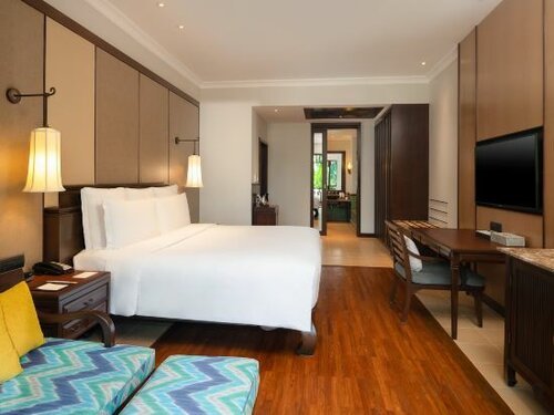 Premium King Pool Access Room With Balcony в InterContinental Pattaya Resort