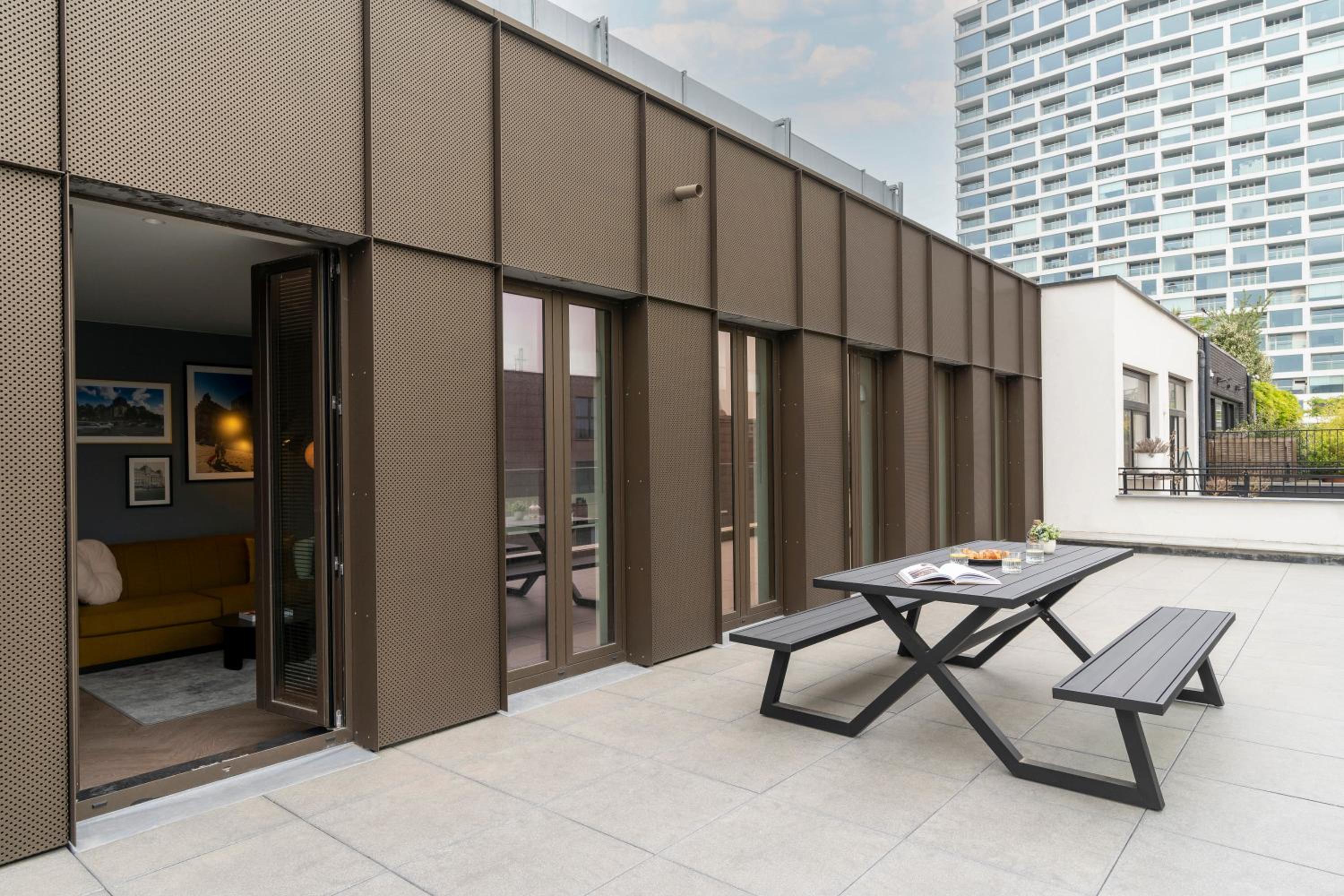 Large 2 Bedroom Apartment with Terrace and Sofa Bed