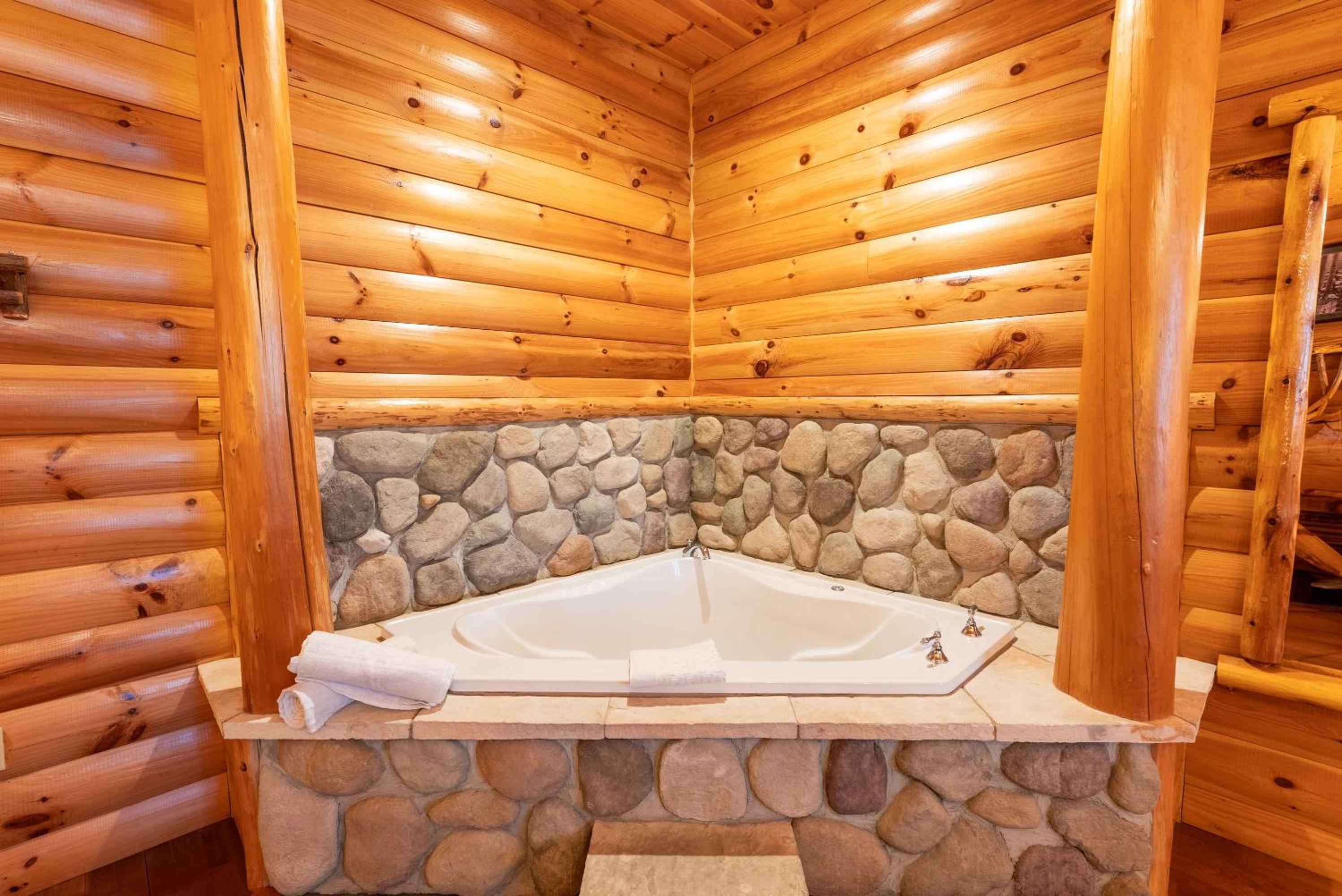 Queen Suite with Two Queen Beds, Bath Tub, Spa Bath and Fireplace - Disability/Non-Smoking