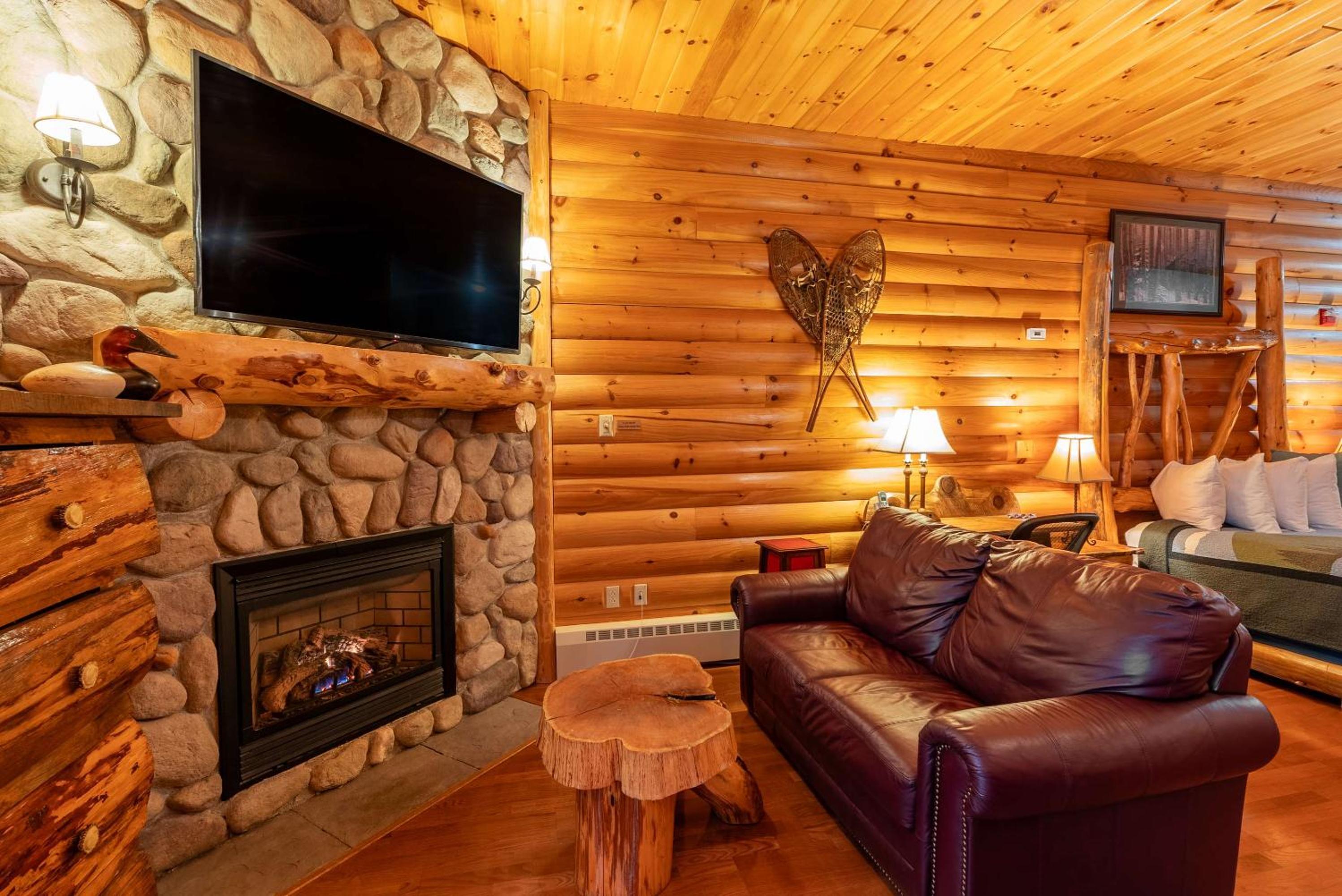 Queen Suite with Two Queen Beds, Bath Tub, Spa Bath and Fireplace - Disability/Non-Smoking