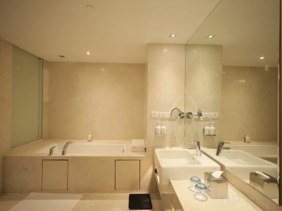 1 King Suite Lounge Access Smoking