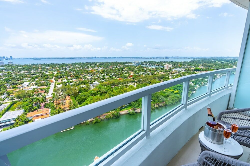 Junior Suite, 1 King Bed with Sofa bed, Balcony, Bay View