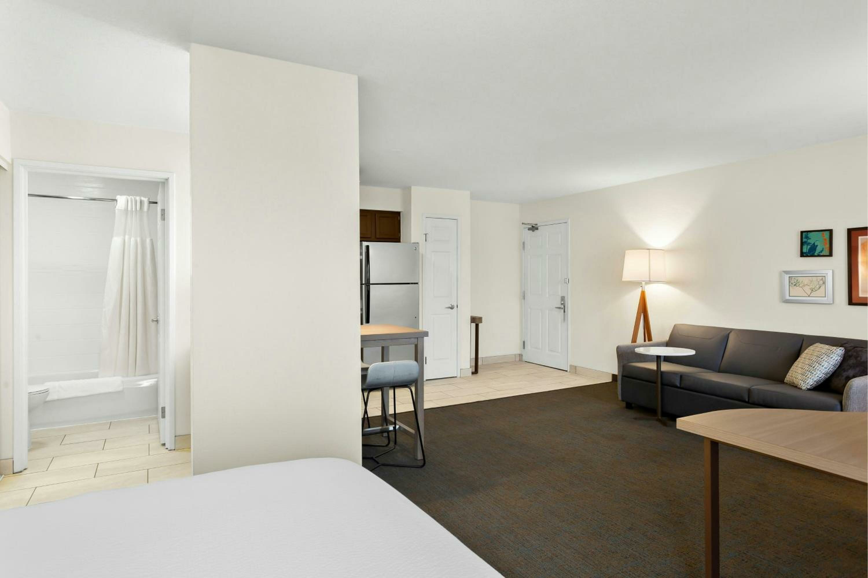 Queen Studio with Sofa Bed and Adapted Tub - Mobility and Hearing Accessible