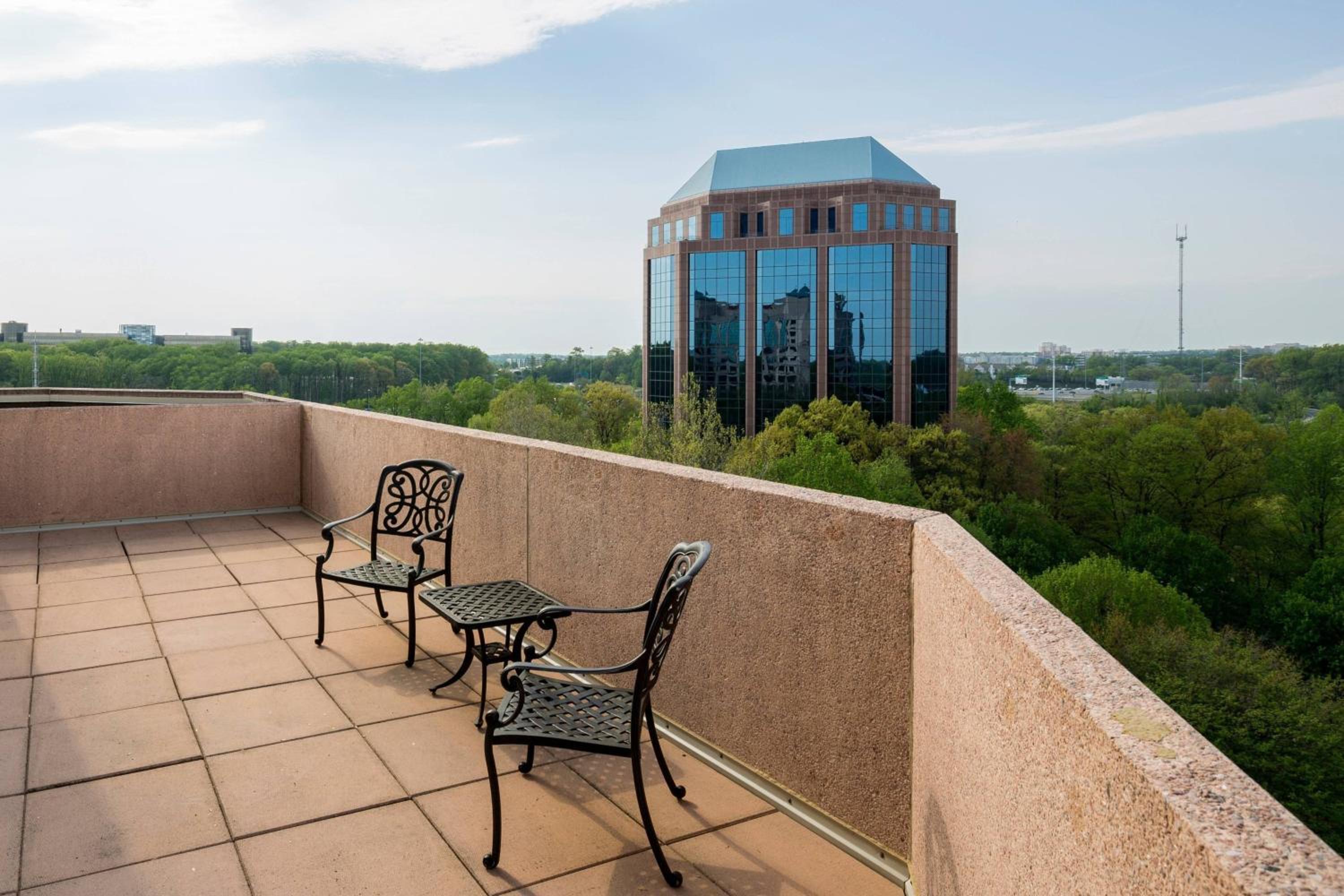 Superior Corner King Room with Balcony - High Floor