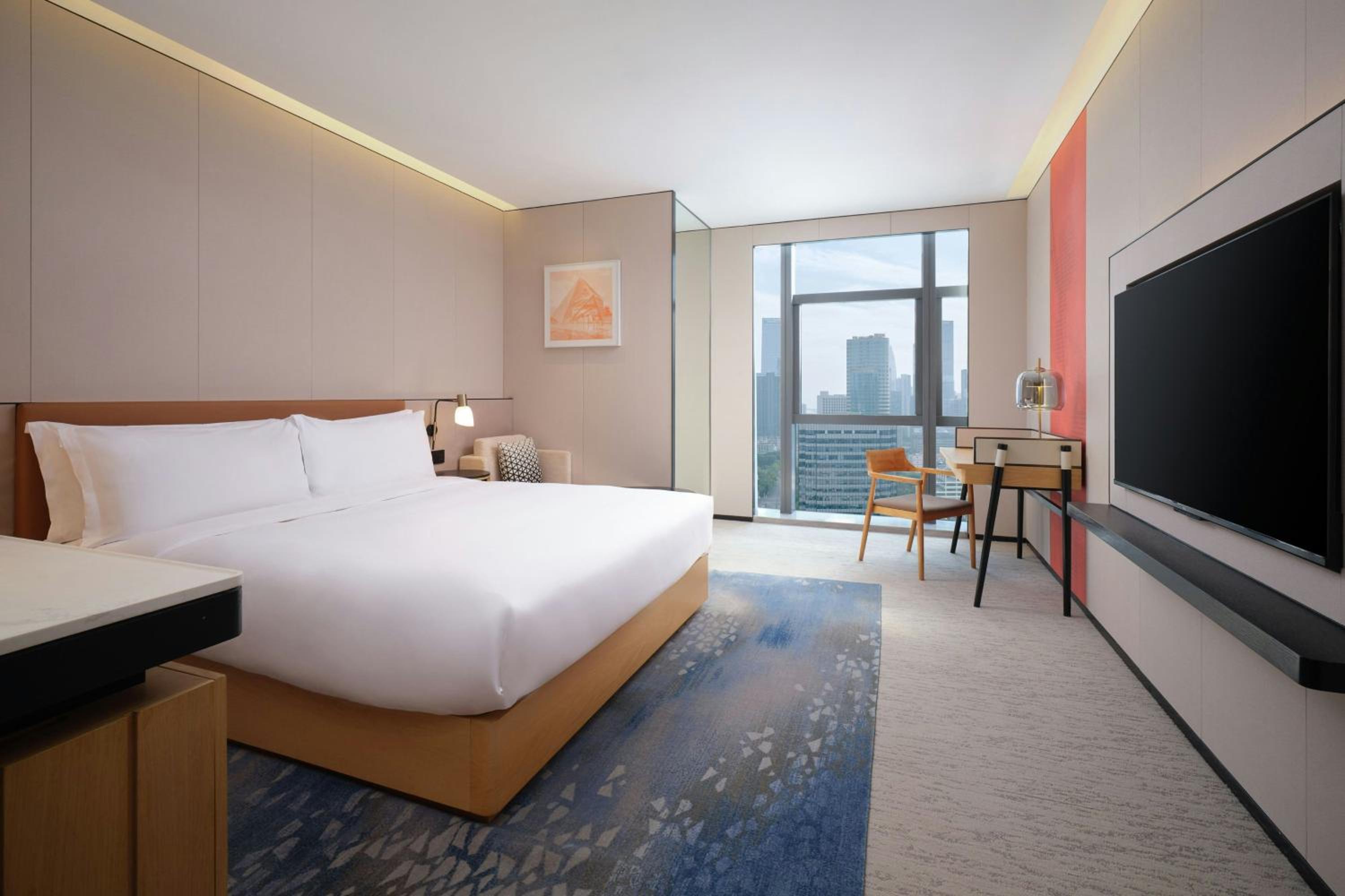 Queen Room with City View - High Floor