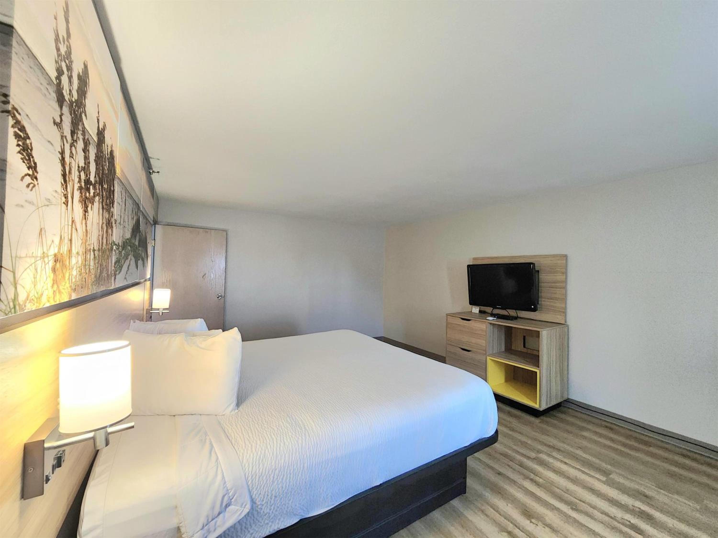 Deluxe King Suite - Non-Smoking