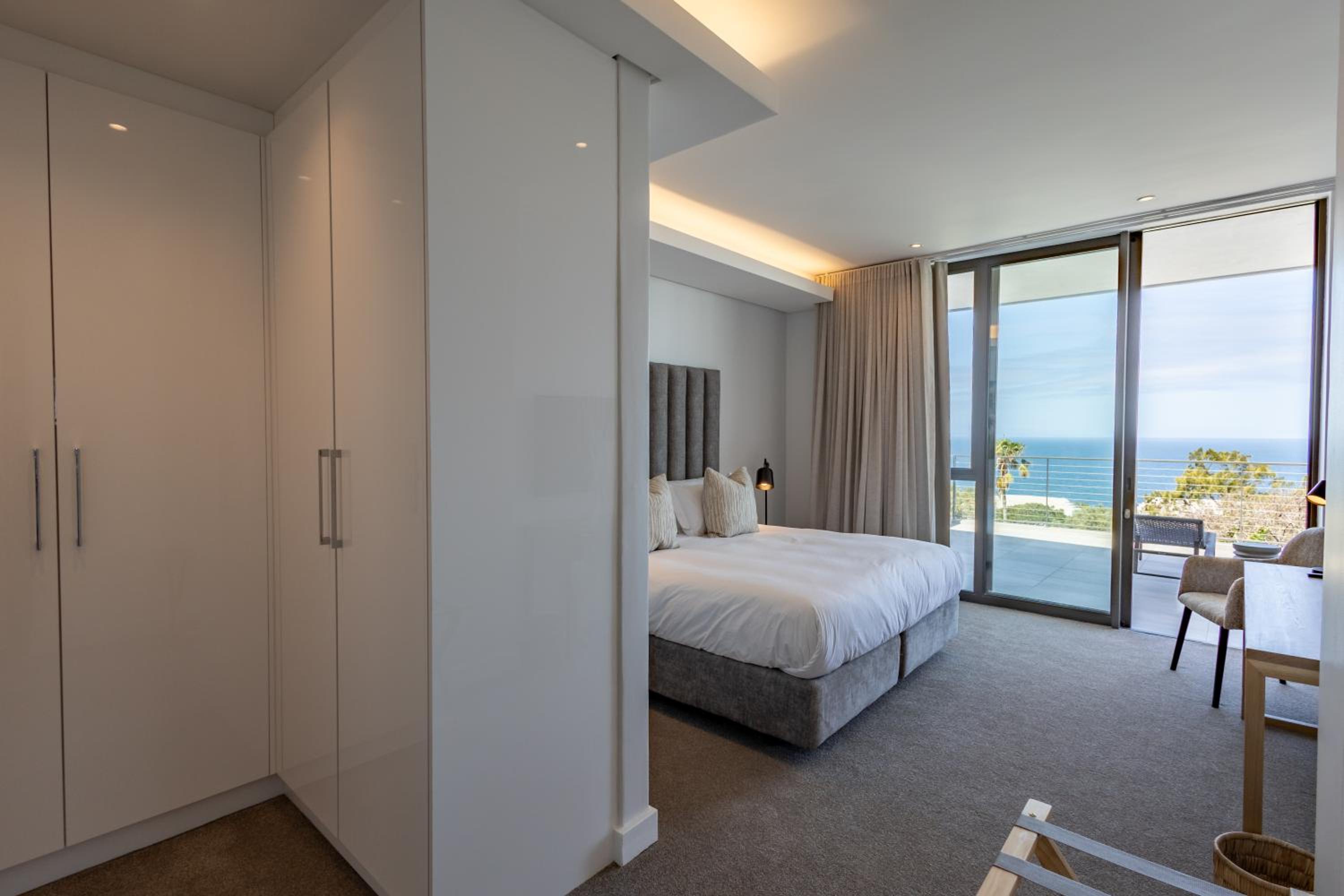 Three Bedroom Luxury Superior Apartment with Jacuzzi 301