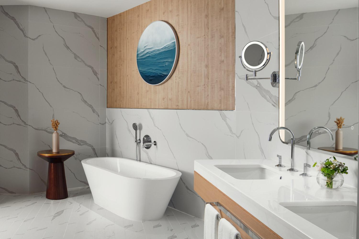 Caroline Astor King Suite with Balcony and Sea View