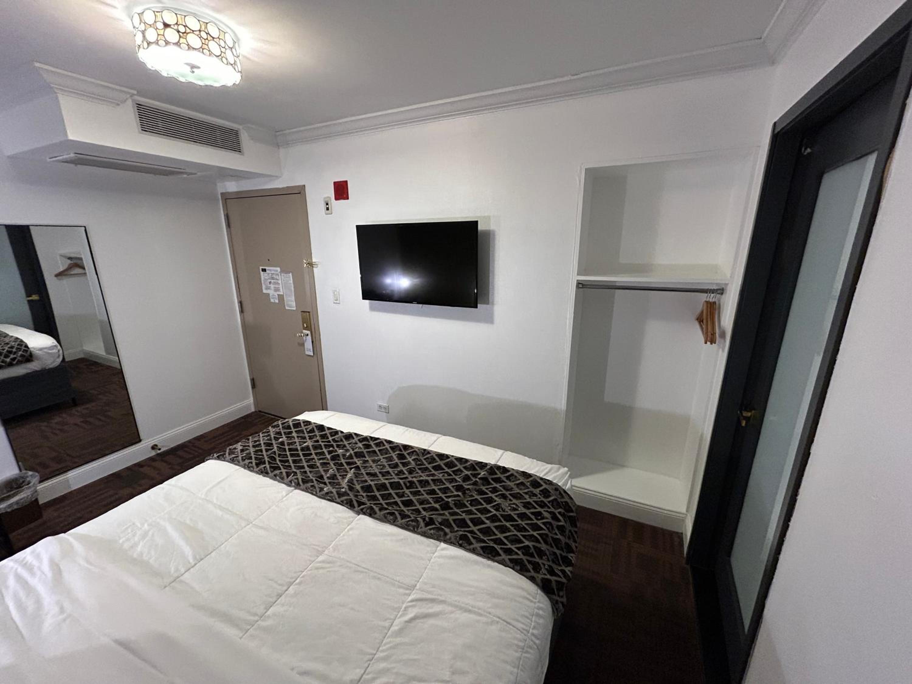 Standard Interior Queen Bed Room (No Exterior Access)