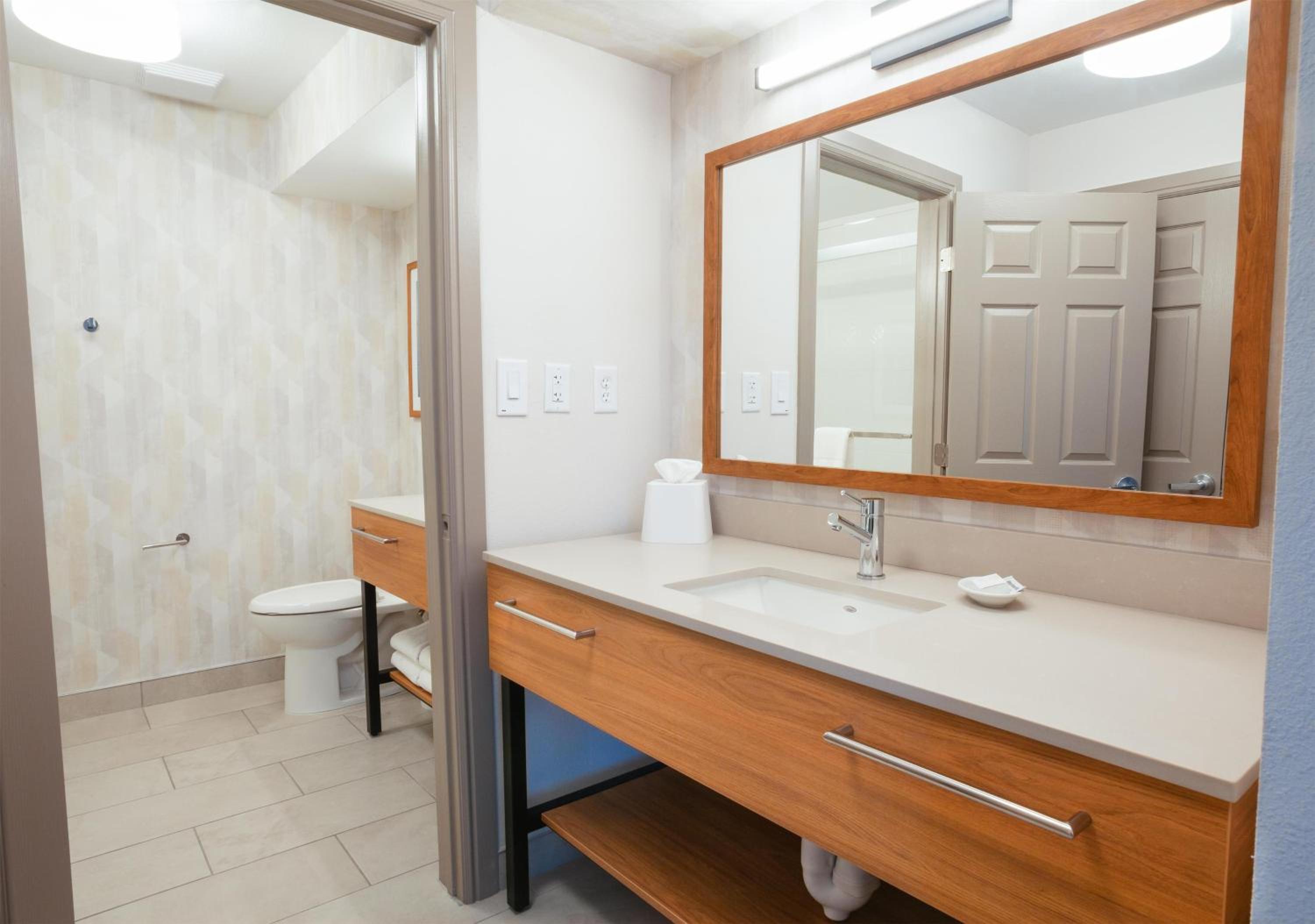 King Suite - Non-Smoking