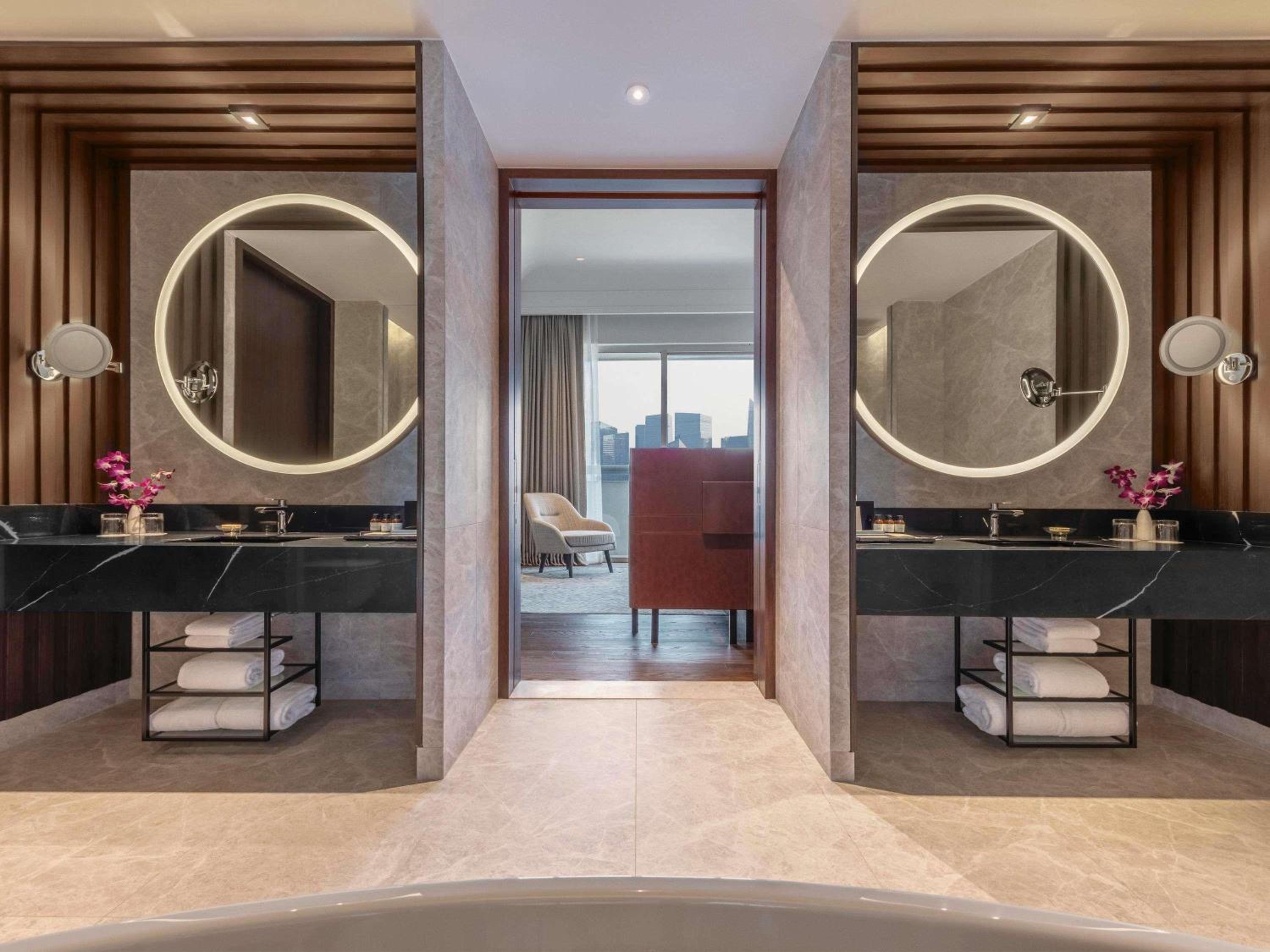 Ambassador Suite, 1 King, 2 Balconies, Lounge Access