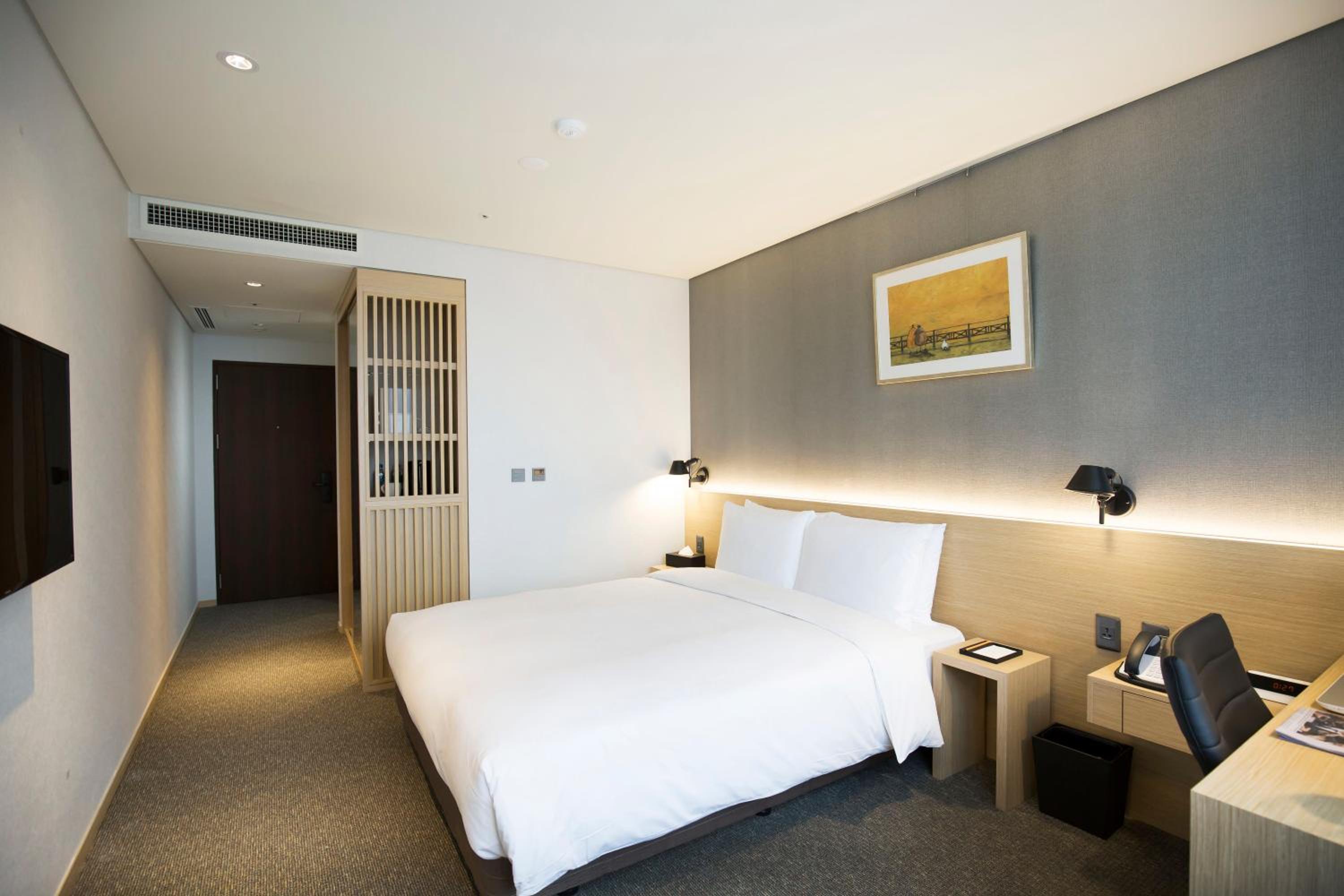 Superior Double Room - Make up room 2 times for more than 7 nights (Reducing stay period is not allowed)