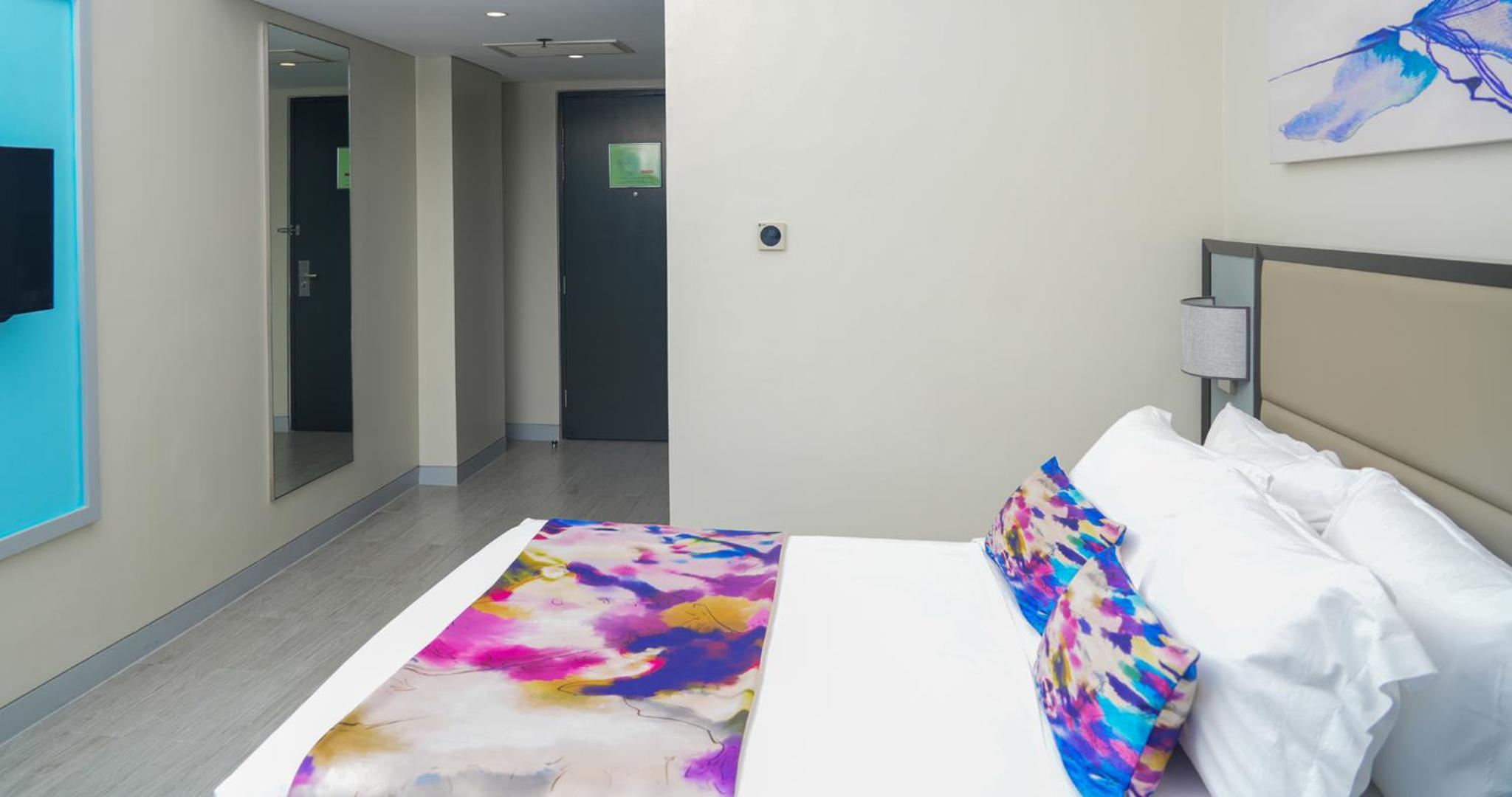 Standard Queen with Airport View