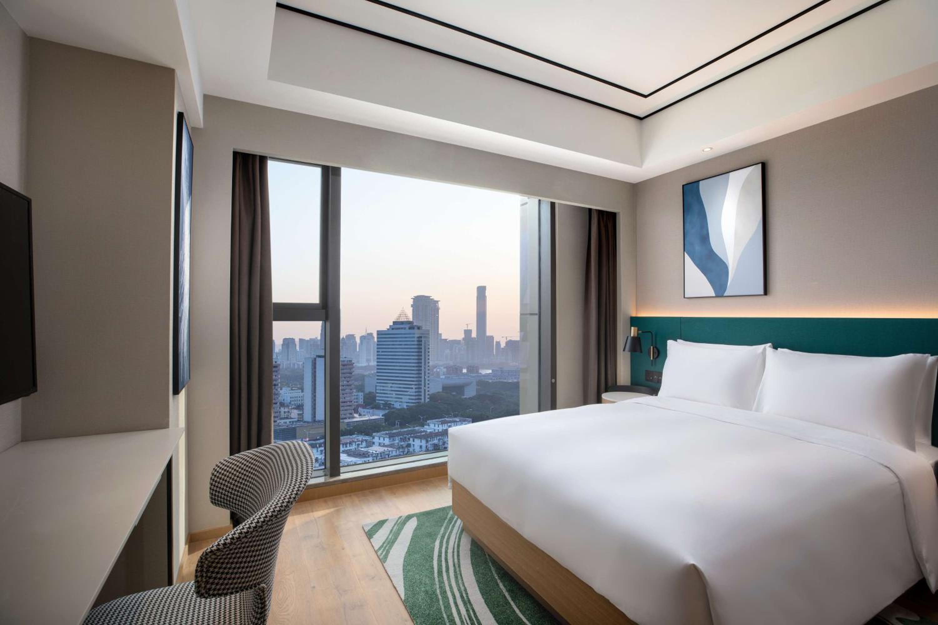 Queen Guest Room - Lake View